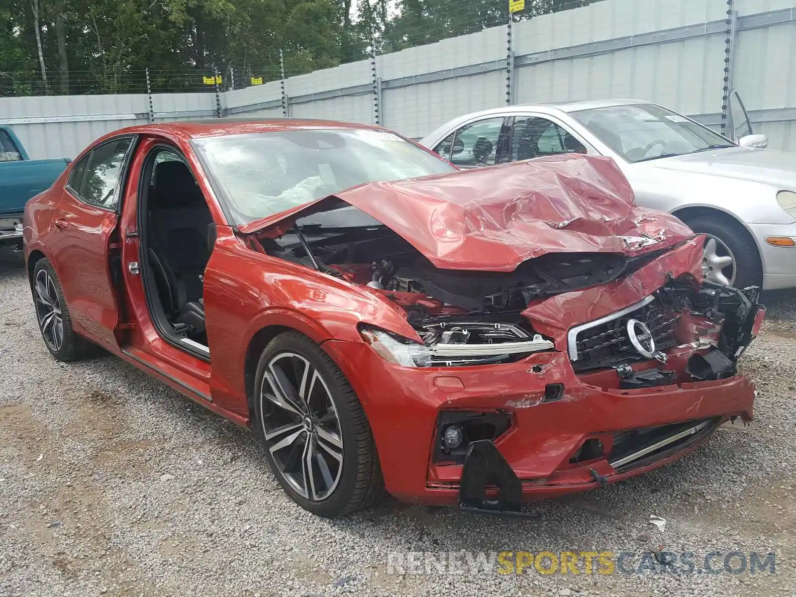 1 Photograph of a damaged car 7JR102FMXKG000528 VOLVO S60 T5 R-D 2019