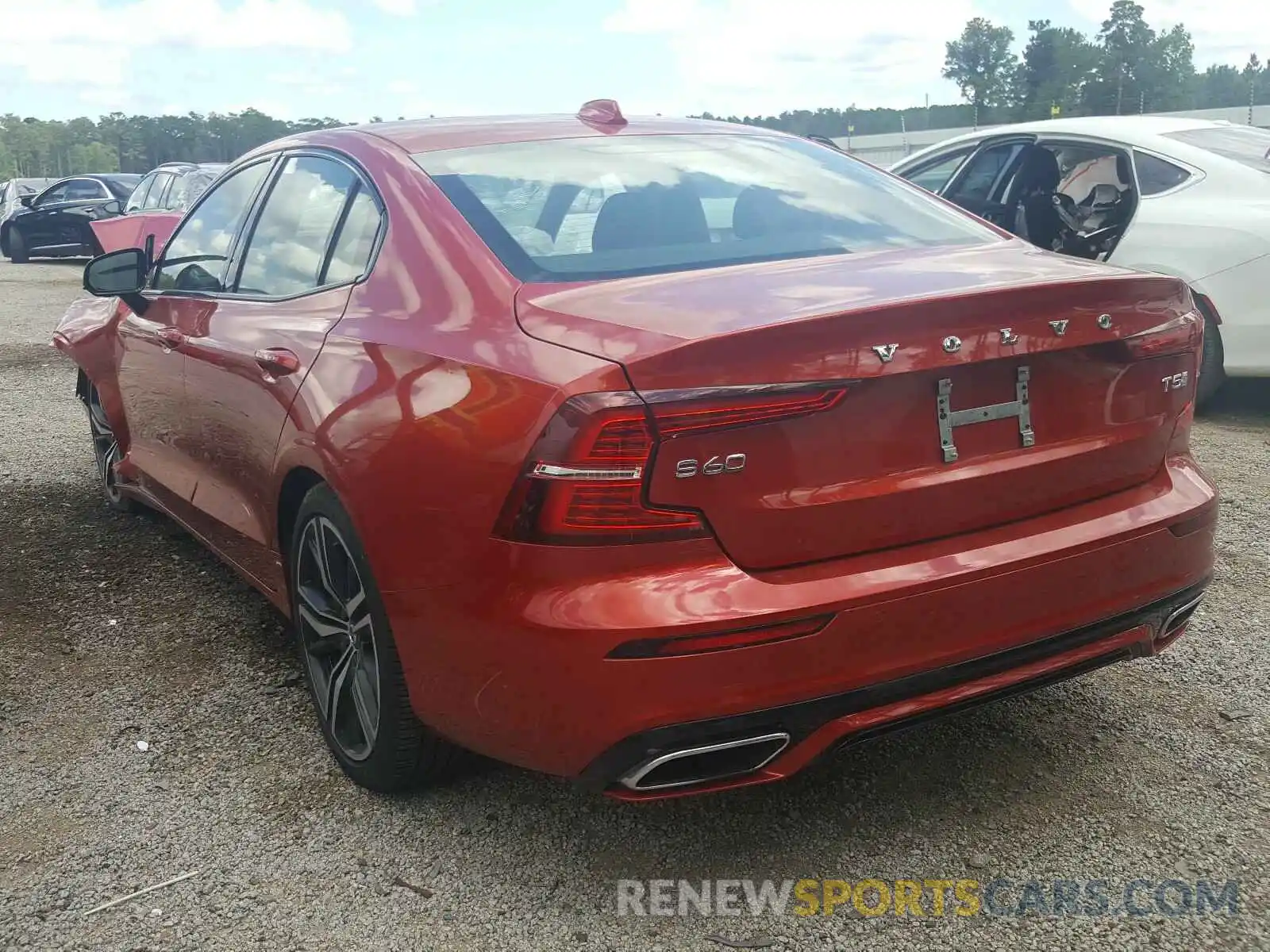 3 Photograph of a damaged car 7JR102FMXKG000528 VOLVO S60 T5 R-D 2019