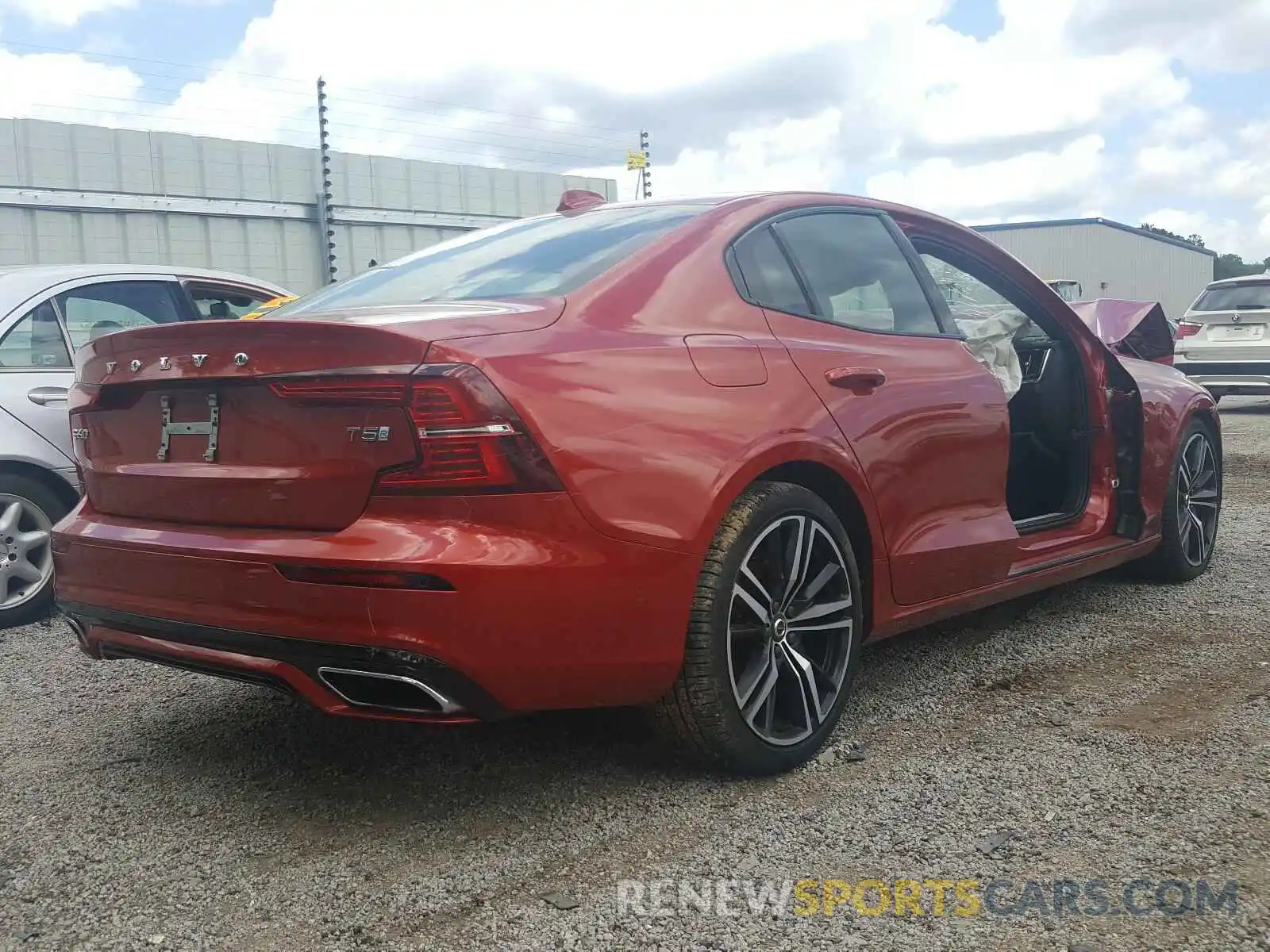 4 Photograph of a damaged car 7JR102FMXKG000528 VOLVO S60 T5 R-D 2019