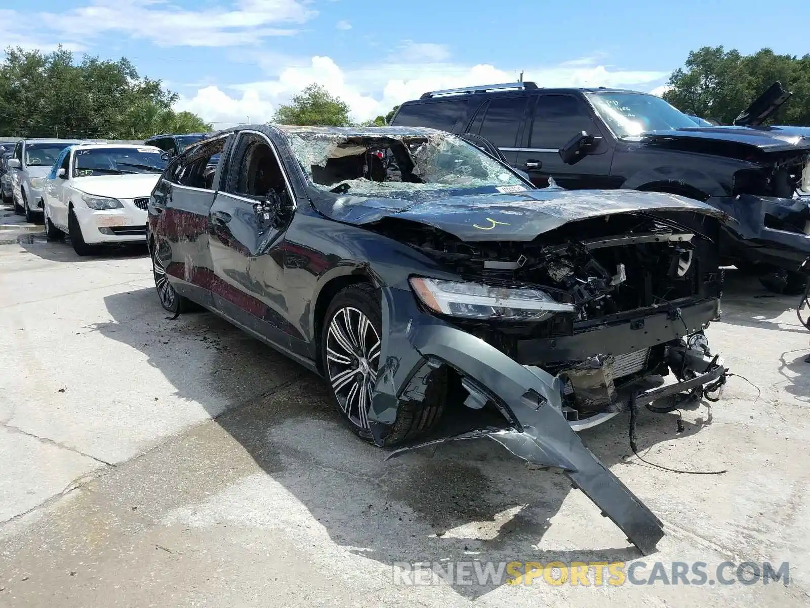 1 Photograph of a damaged car 7JRA22TL8KG009587 VOLVO S60 T6 INS 2019