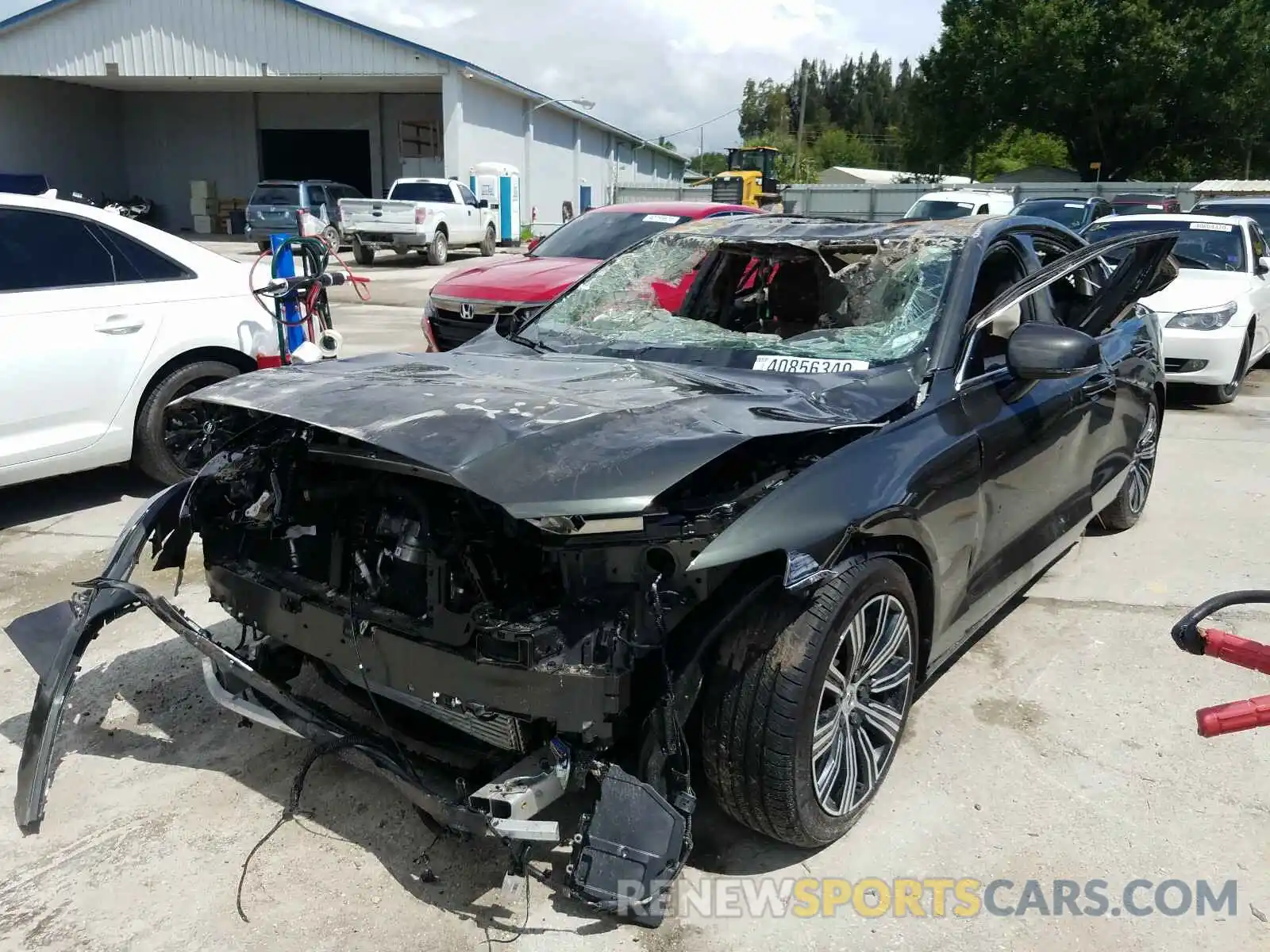 2 Photograph of a damaged car 7JRA22TL8KG009587 VOLVO S60 T6 INS 2019
