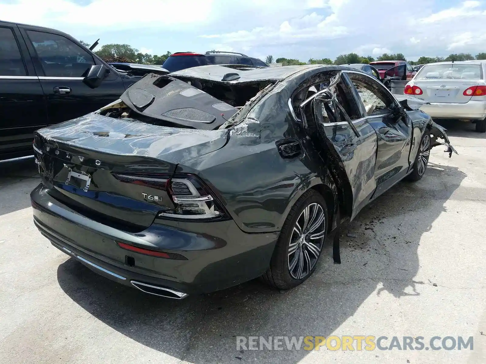 4 Photograph of a damaged car 7JRA22TL8KG009587 VOLVO S60 T6 INS 2019
