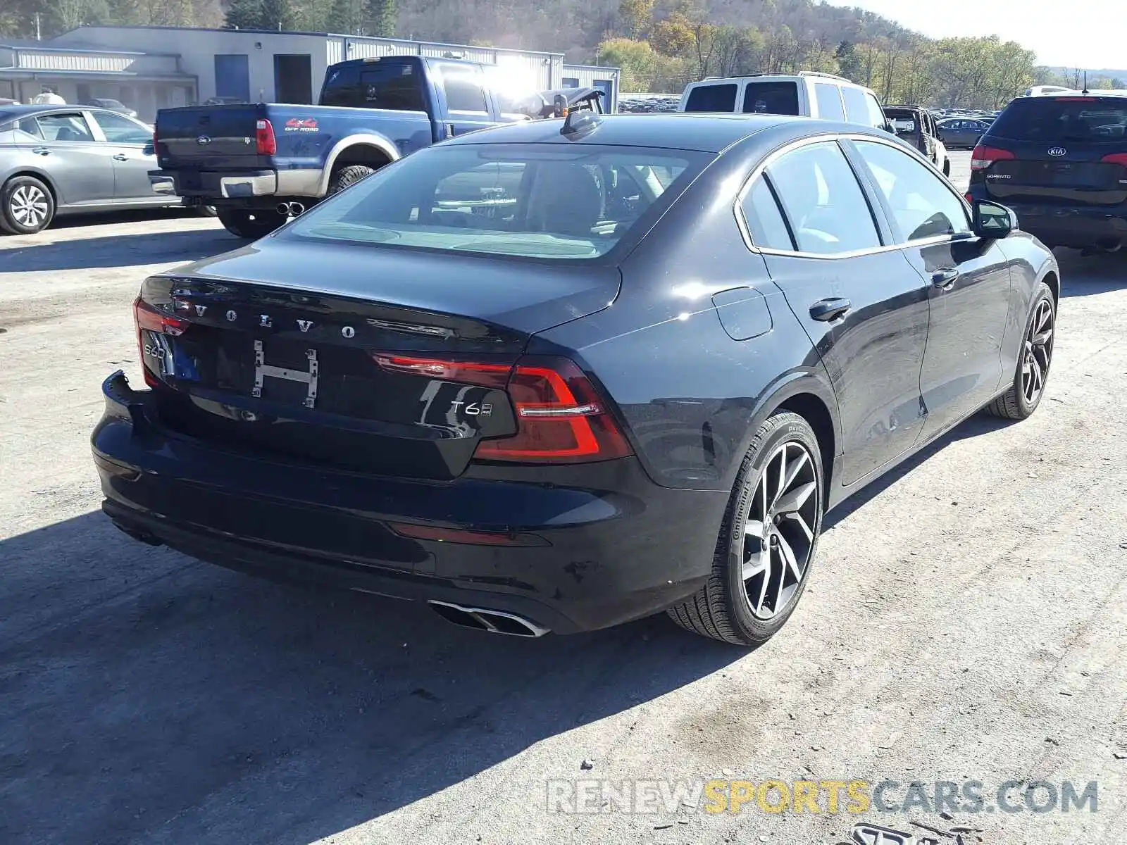 4 Photograph of a damaged car 7JRA22TK0KG003144 VOLVO S60 T6 MOM 2019