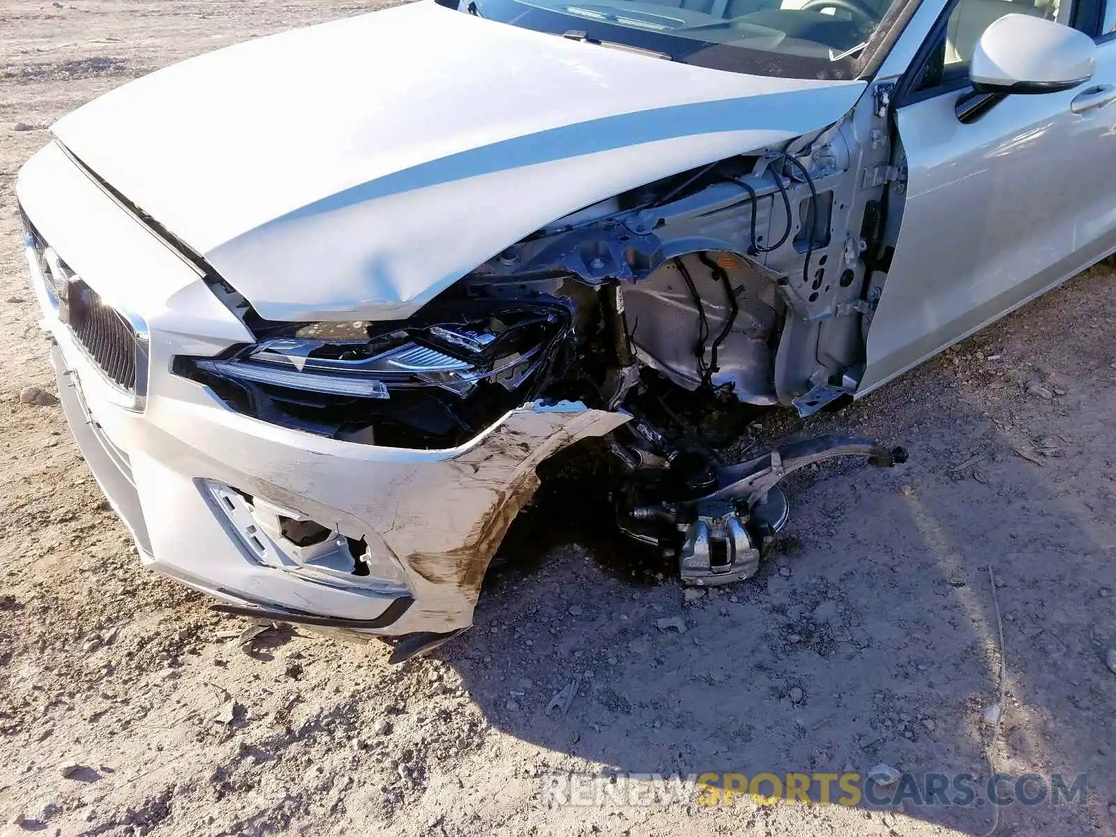 9 Photograph of a damaged car 7JRA22TK1KG004352 VOLVO S60 T6 MOM 2019