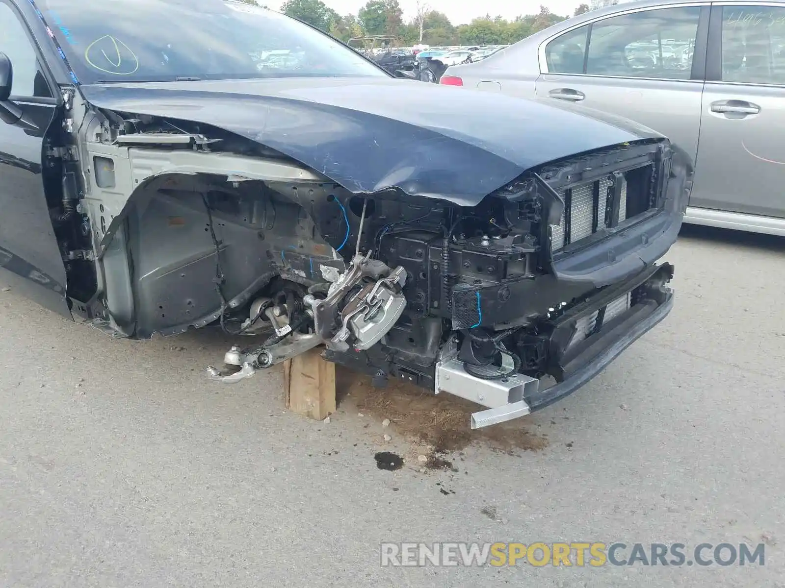 9 Photograph of a damaged car 7JRA22TK7KG005800 VOLVO S60 T6 MOM 2019