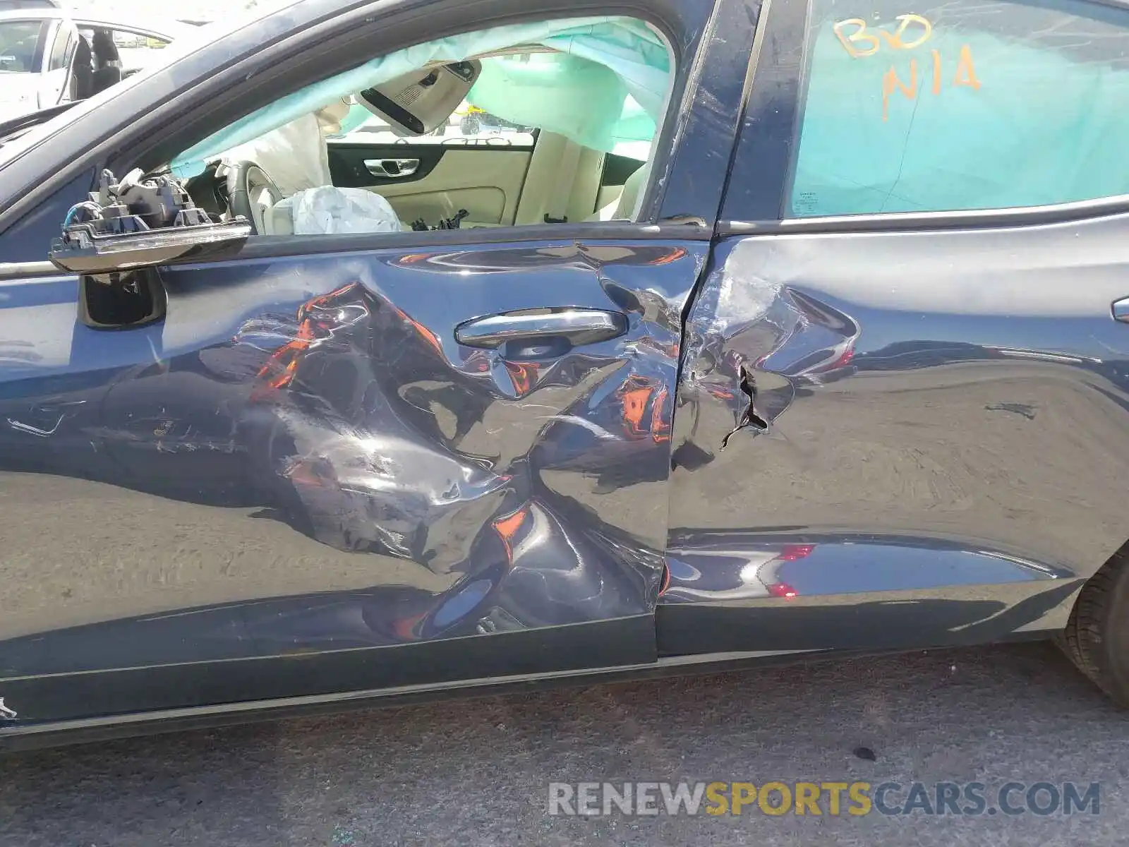 10 Photograph of a damaged car 7JRA22TK6LG060689 VOLVO S60 T6 MOM 2020