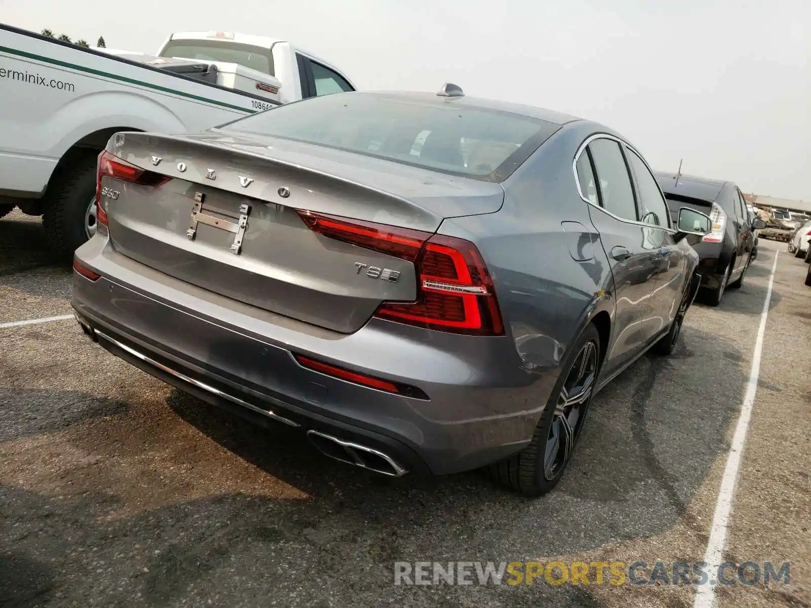 4 Photograph of a damaged car 7JRBR0FL9KG016001 VOLVO S60 T8 INS 2019