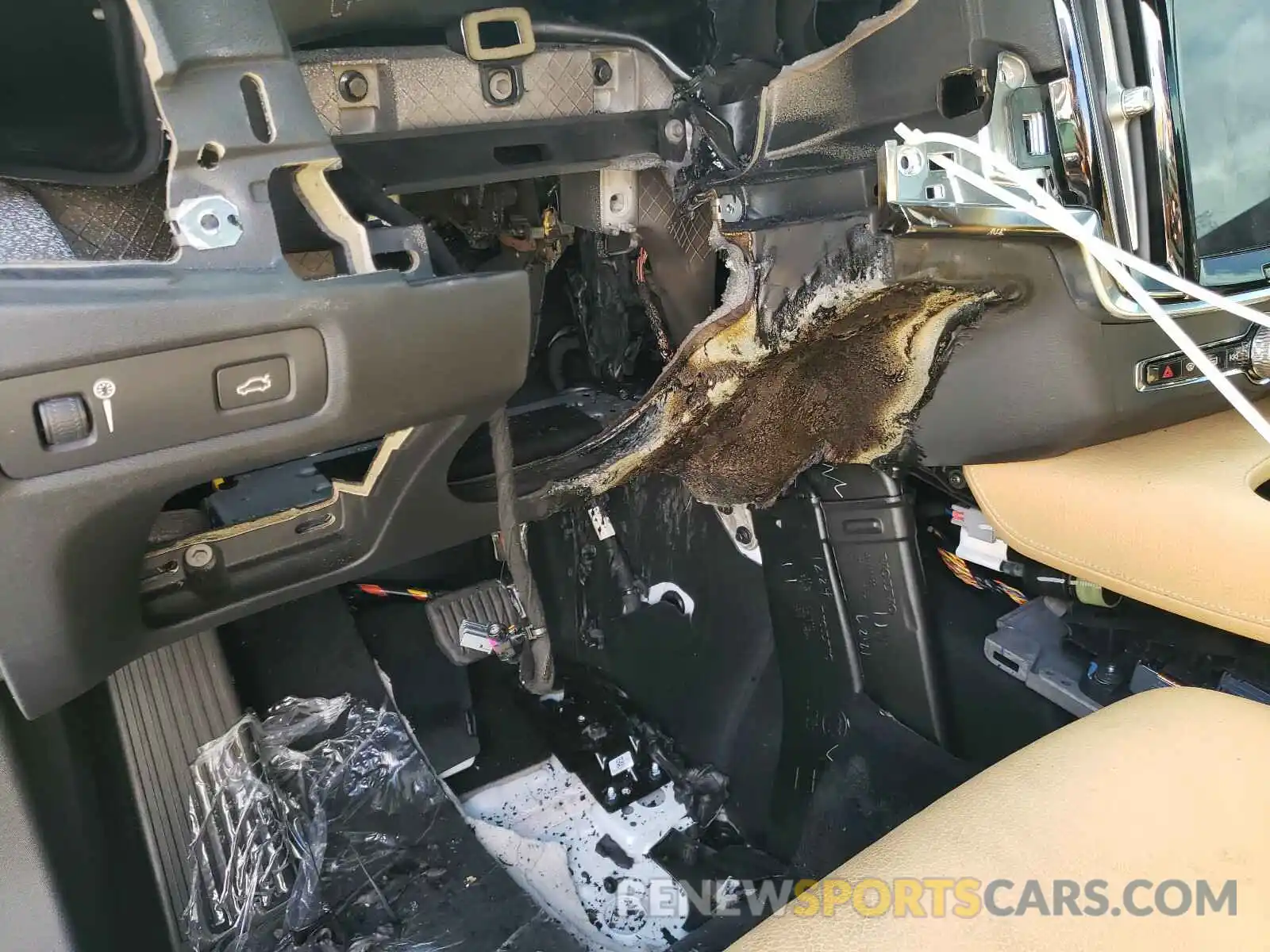 9 Photograph of a damaged car LVY102AK5KP110528 VOLVO S90 2019