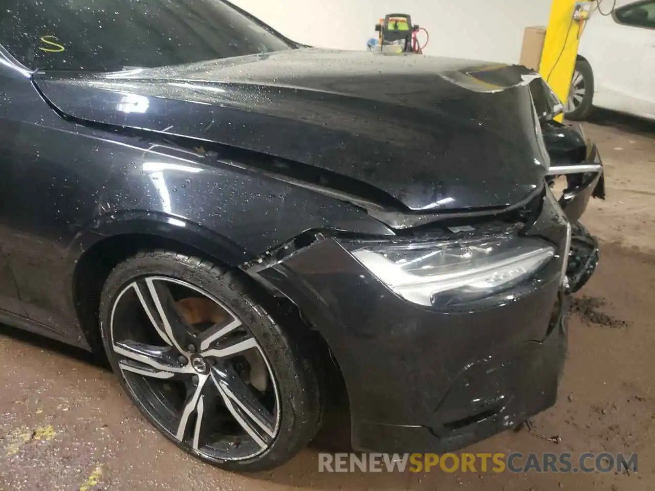 9 Photograph of a damaged car LVYA22MT2LP169858 VOLVO S90 2020