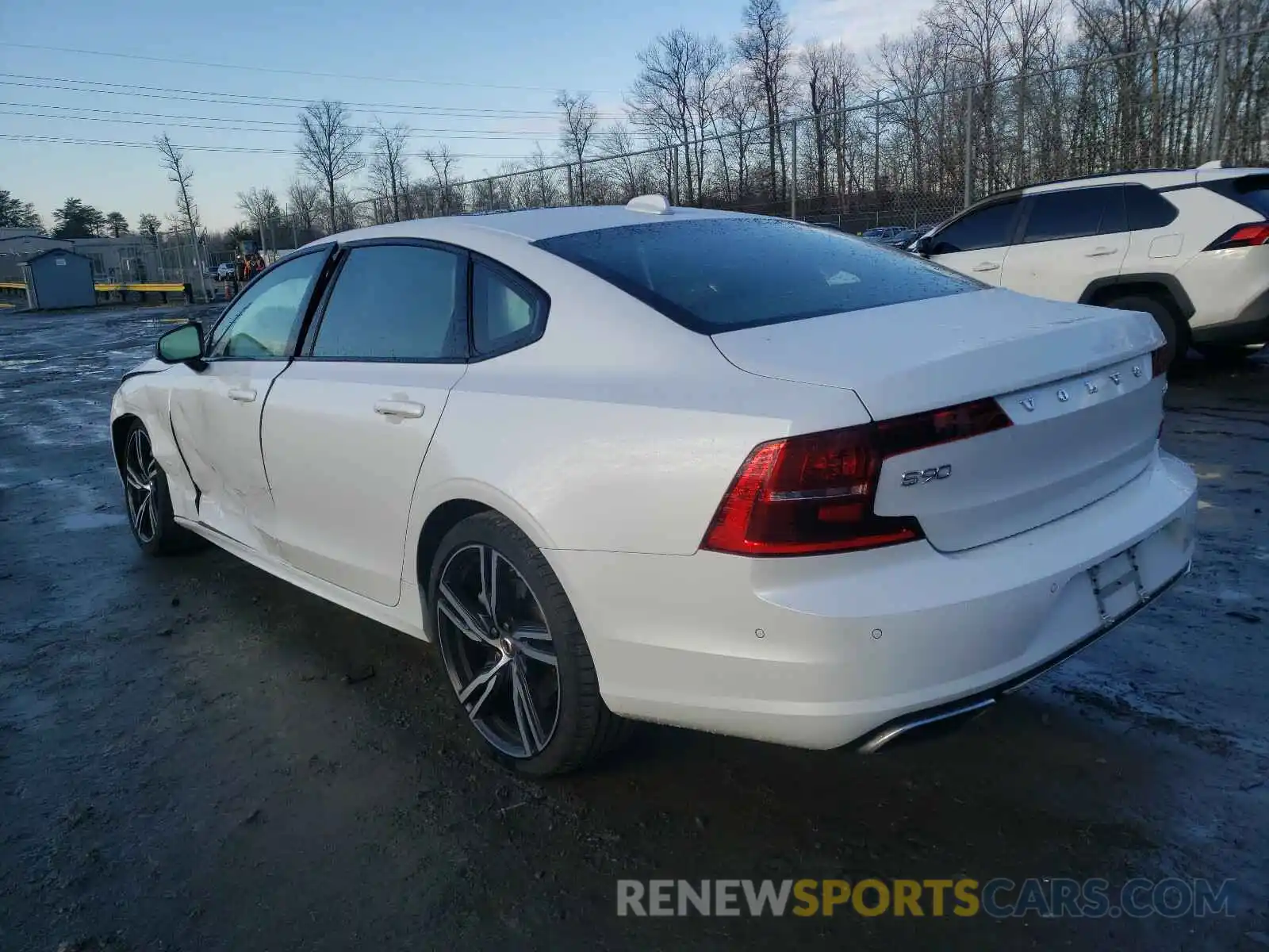 3 Photograph of a damaged car LVYA22MT2LP175143 VOLVO S90 2020