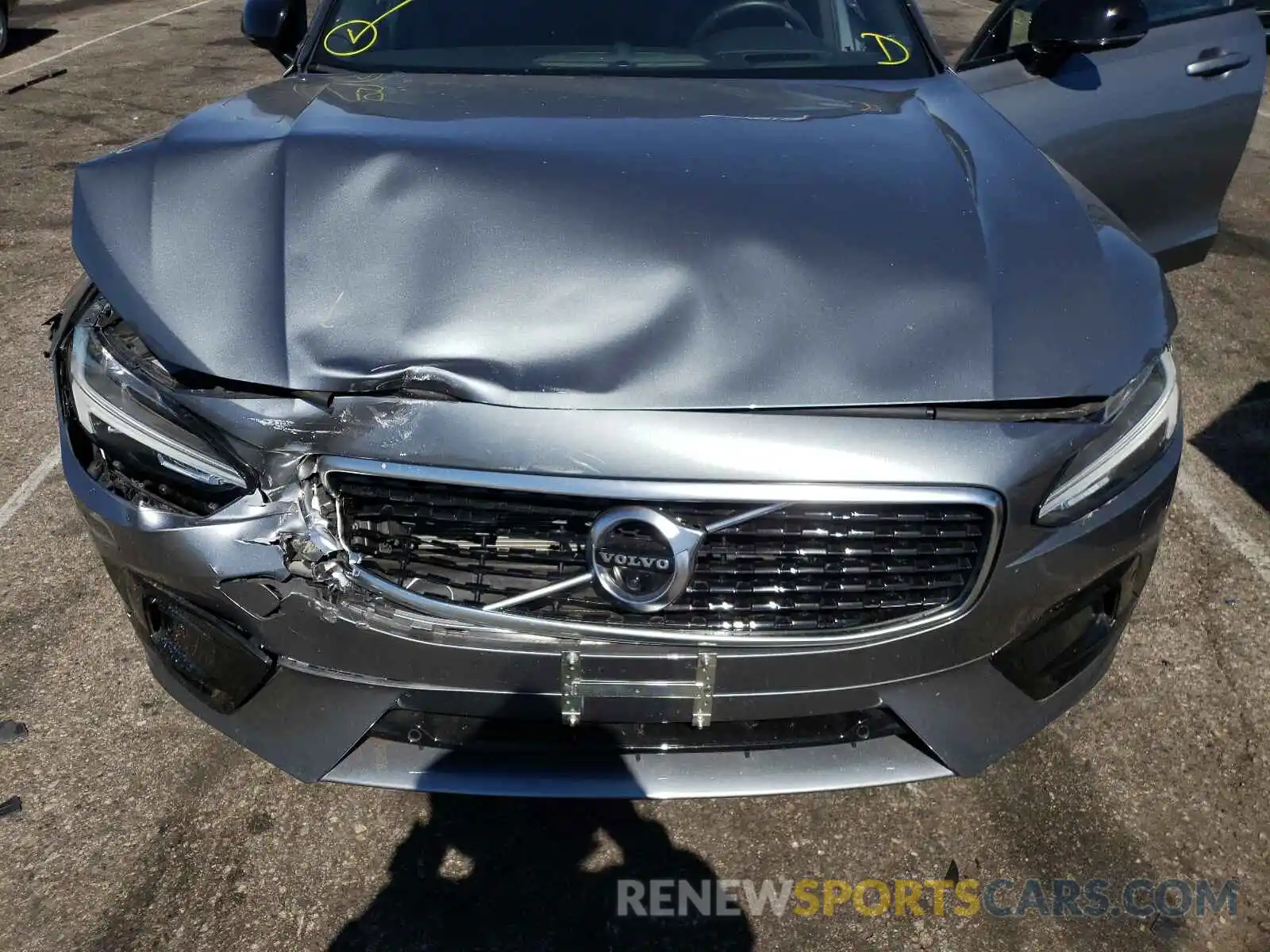 7 Photograph of a damaged car LVYA22MT7LP176174 VOLVO S90 2020