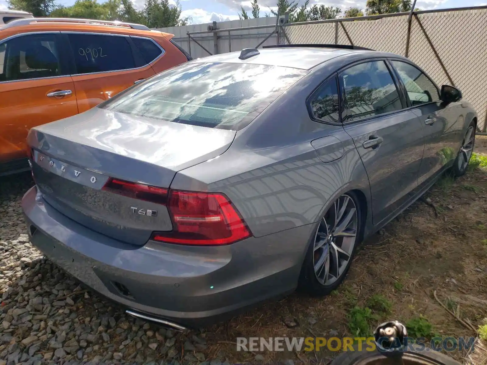 4 Photograph of a damaged car LVYA22MT9LP168965 VOLVO S90 2020