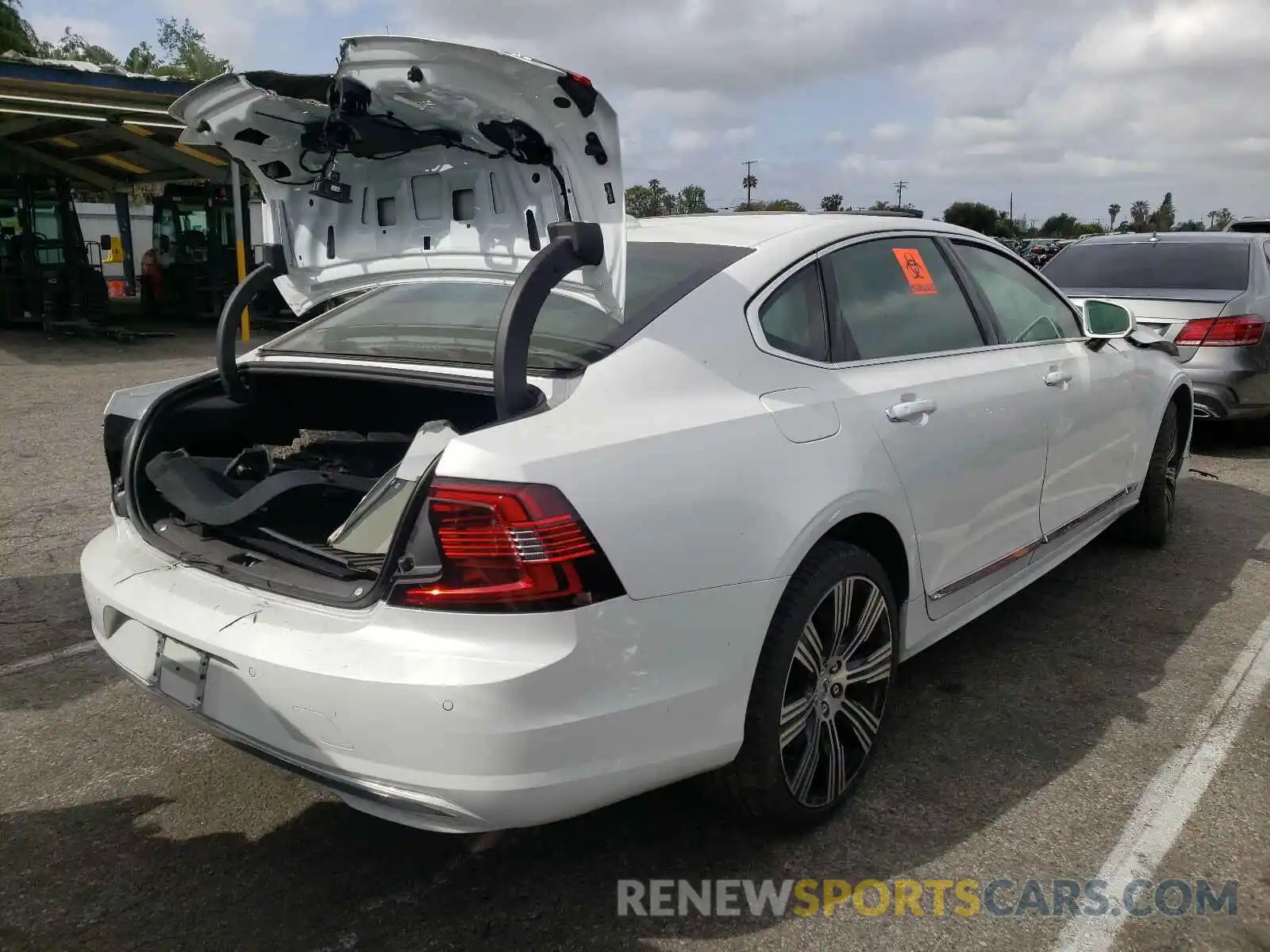 4 Photograph of a damaged car LVYA22ML7MP196166 VOLVO S90 2021