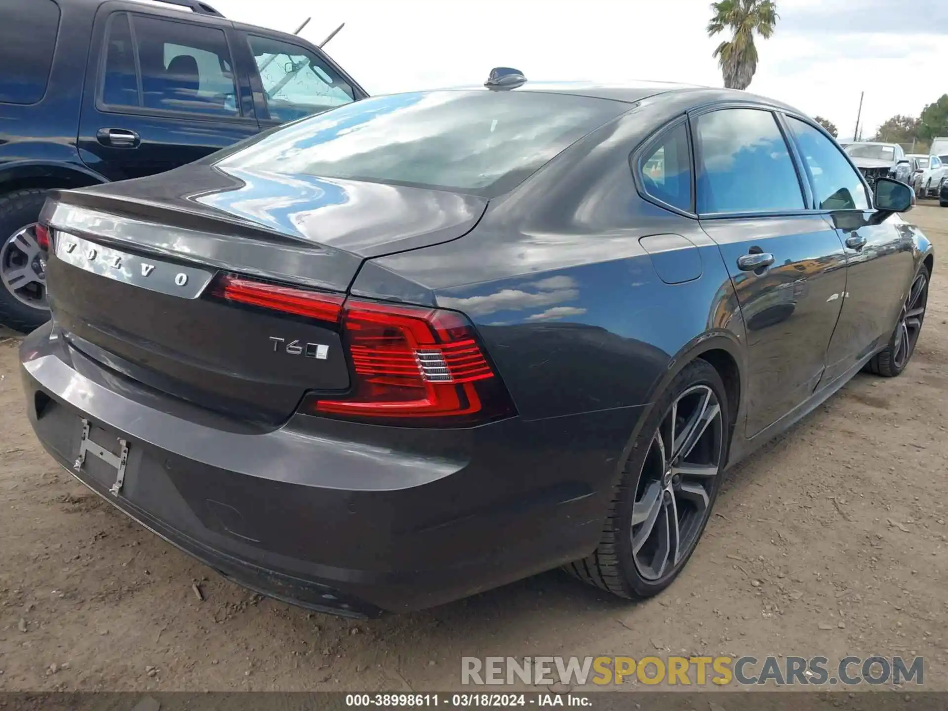 4 Photograph of a damaged car LVYA22MT1MP196437 VOLVO S90 2021