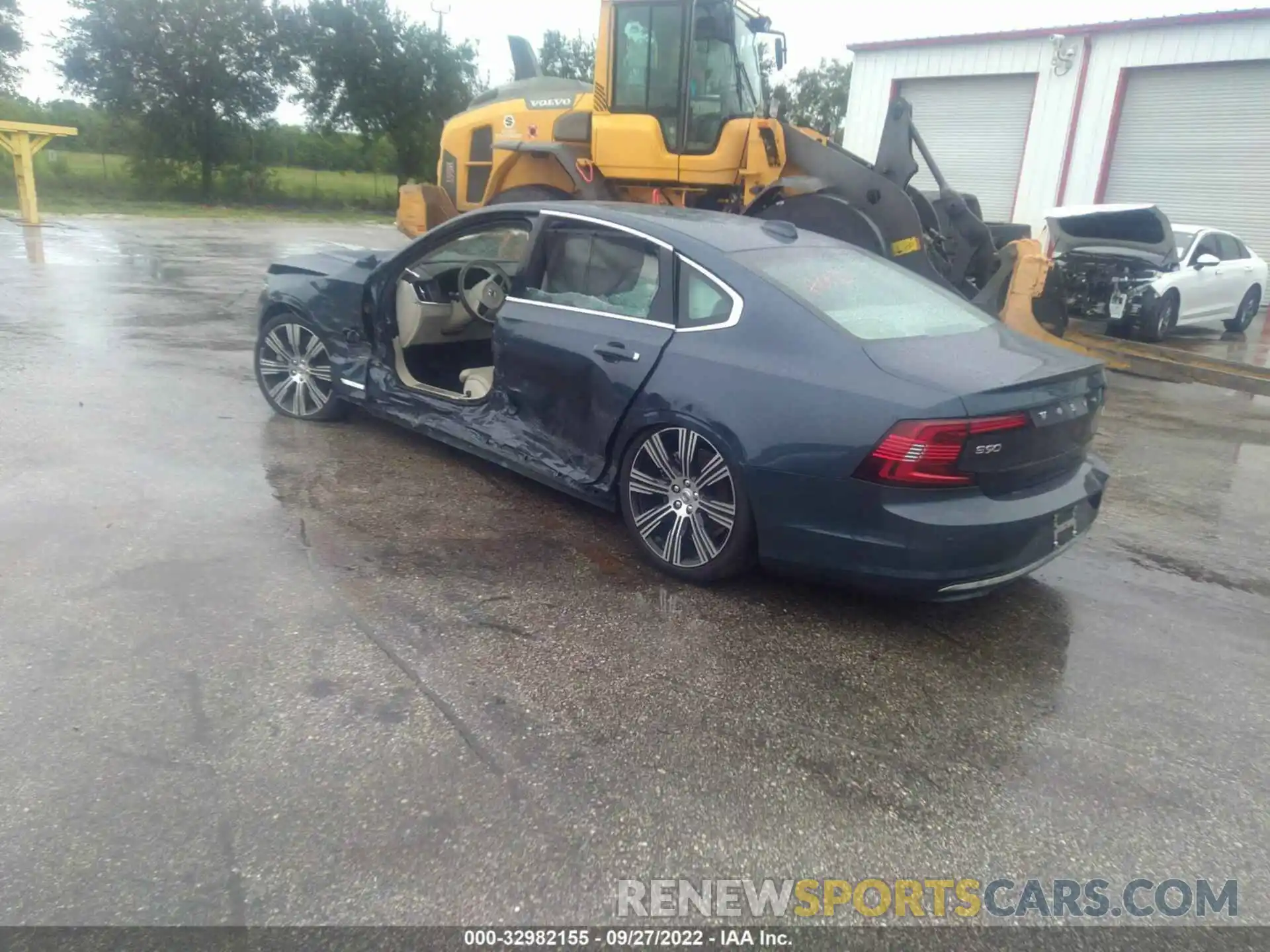 3 Photograph of a damaged car LVY062ML2NP263922 VOLVO S90 2022