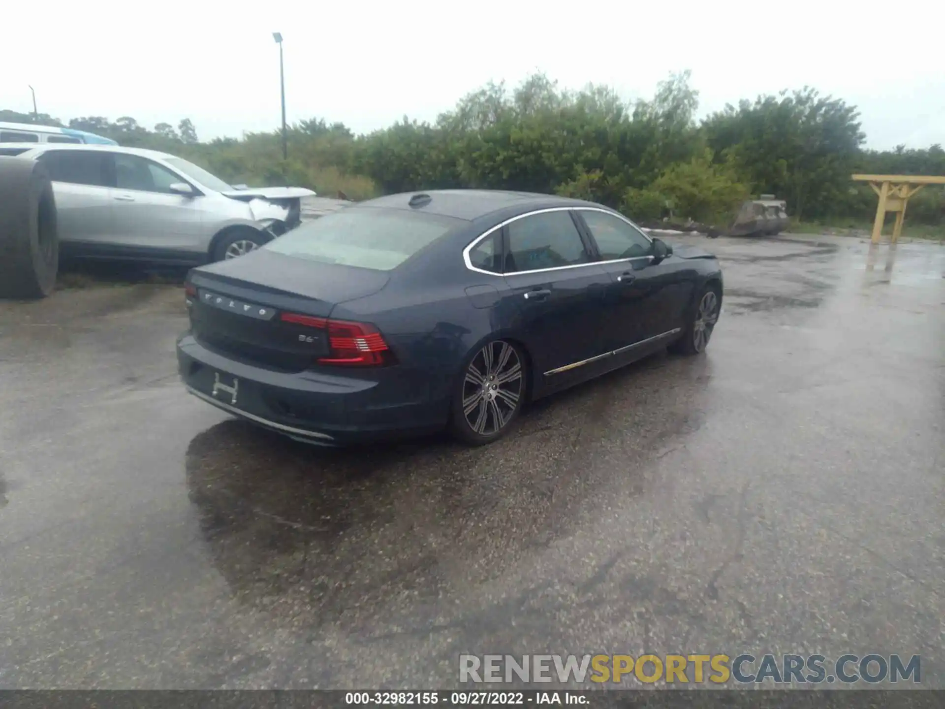 4 Photograph of a damaged car LVY062ML2NP263922 VOLVO S90 2022