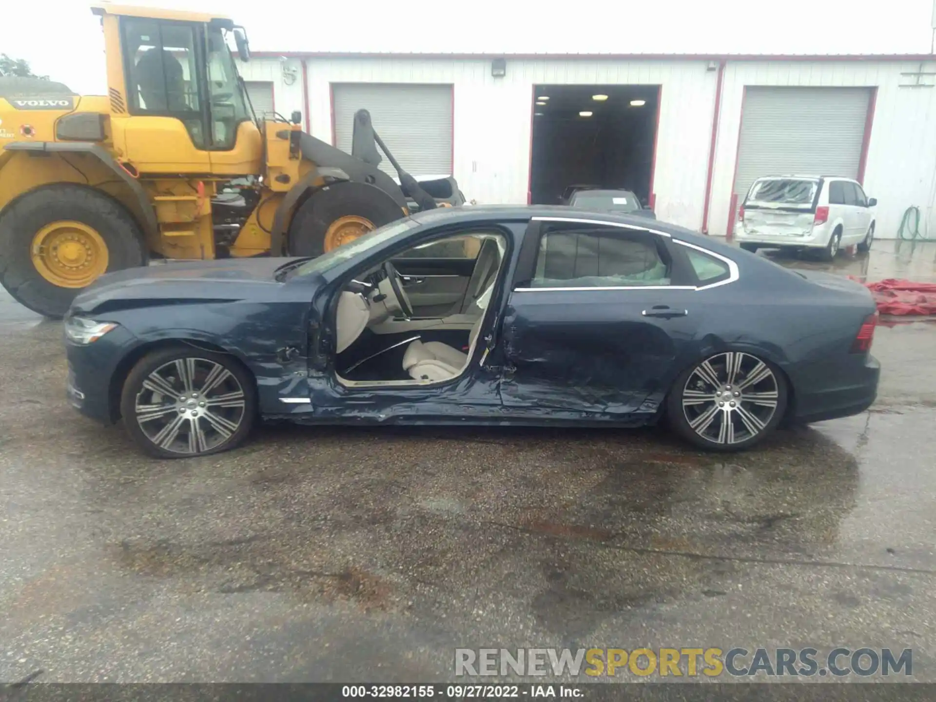 6 Photograph of a damaged car LVY062ML2NP263922 VOLVO S90 2022