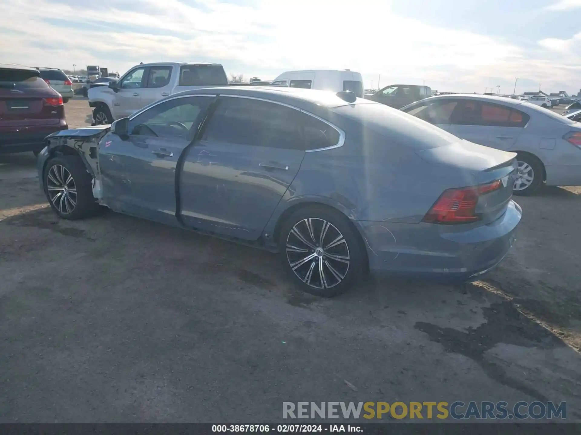 3 Photograph of a damaged car LVY062ML6NP276740 VOLVO S90 2022