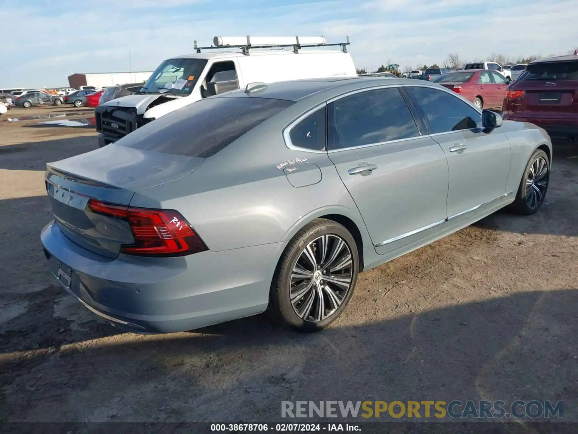 4 Photograph of a damaged car LVY062ML6NP276740 VOLVO S90 2022