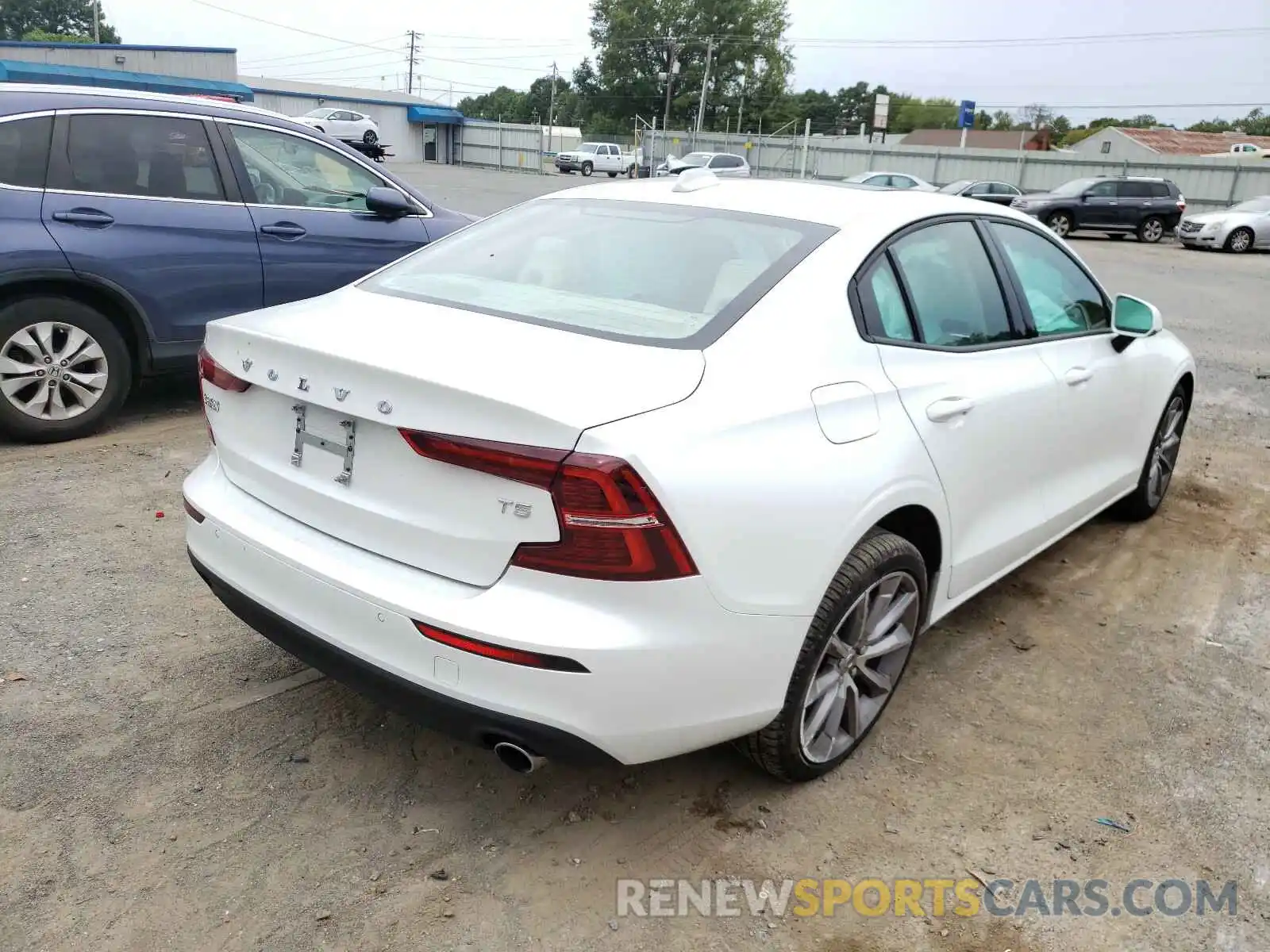 4 Photograph of a damaged car 7JR102FK5LG063942 VOLVO S90 T6 MOM 2020