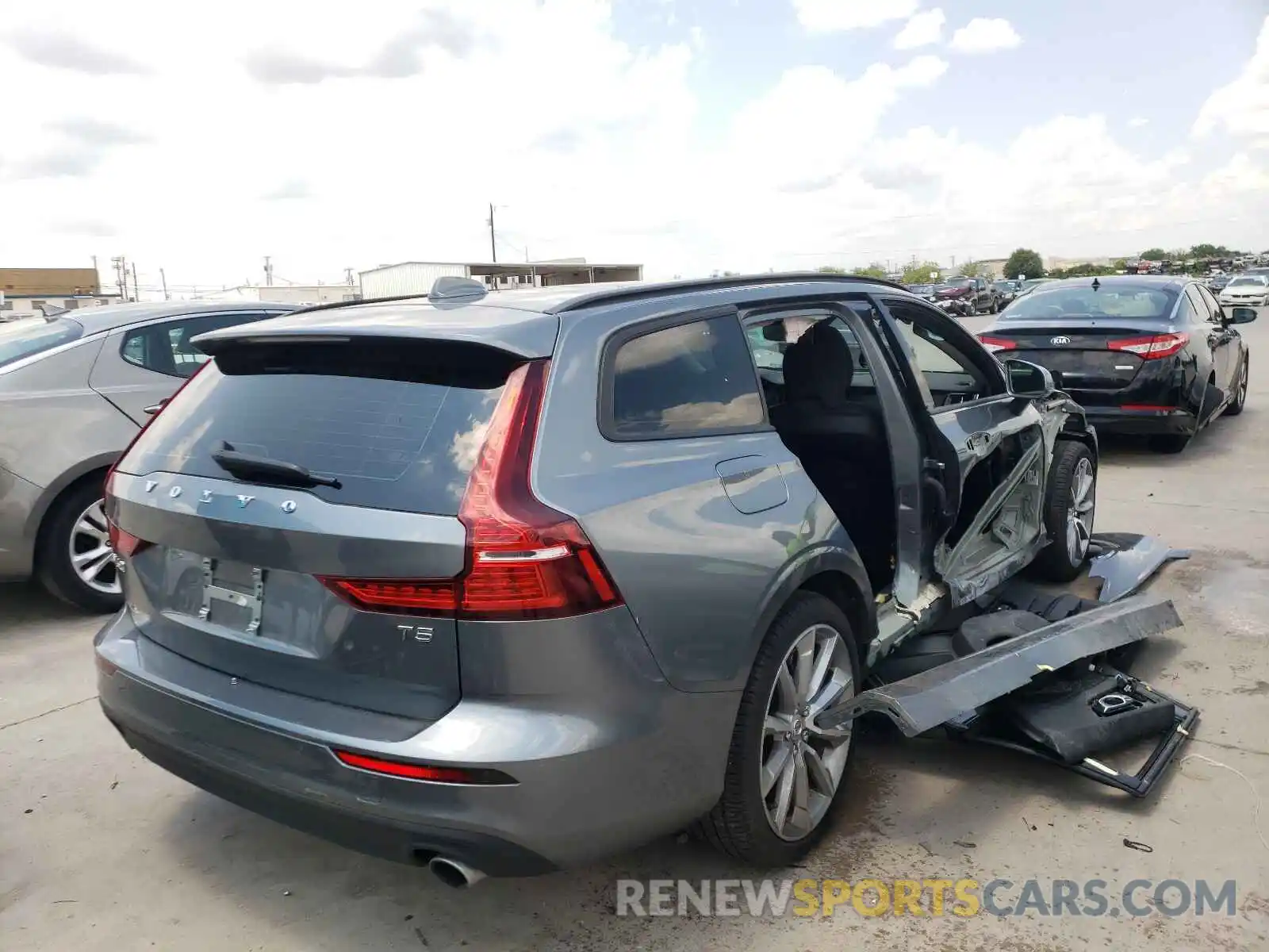 4 Photograph of a damaged car YV1102EK1L2348712 VOLVO V60 2020