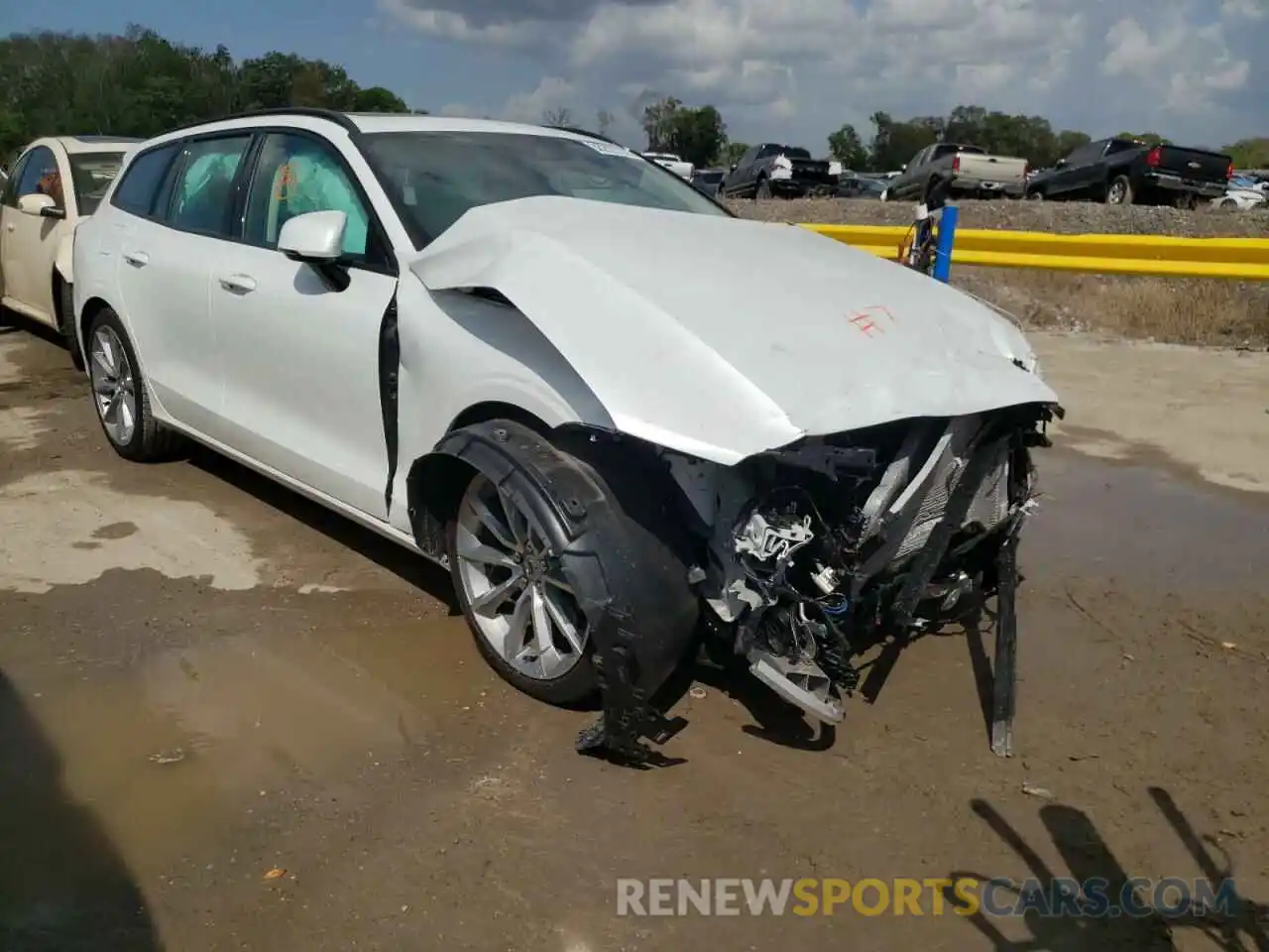 1 Photograph of a damaged car YV1102EK3L2349926 VOLVO V60 2020