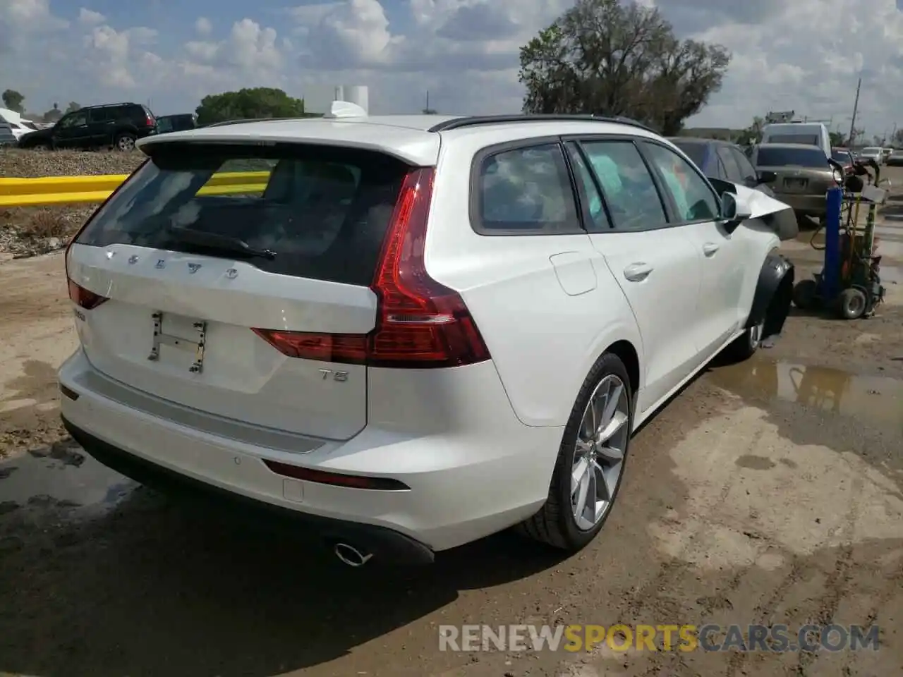 4 Photograph of a damaged car YV1102EK3L2349926 VOLVO V60 2020