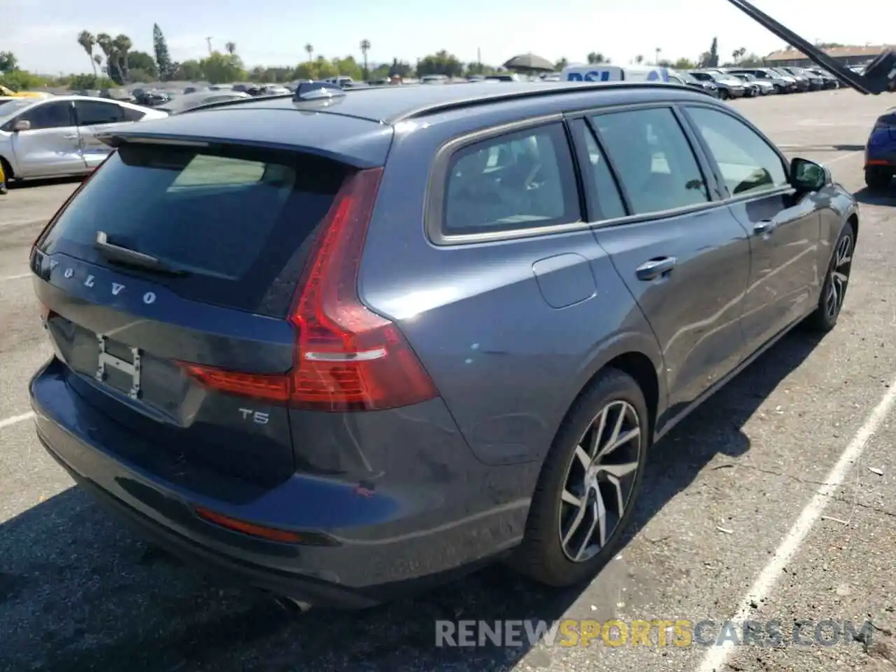 4 Photograph of a damaged car YV1102EK4L2357596 VOLVO V60 2020