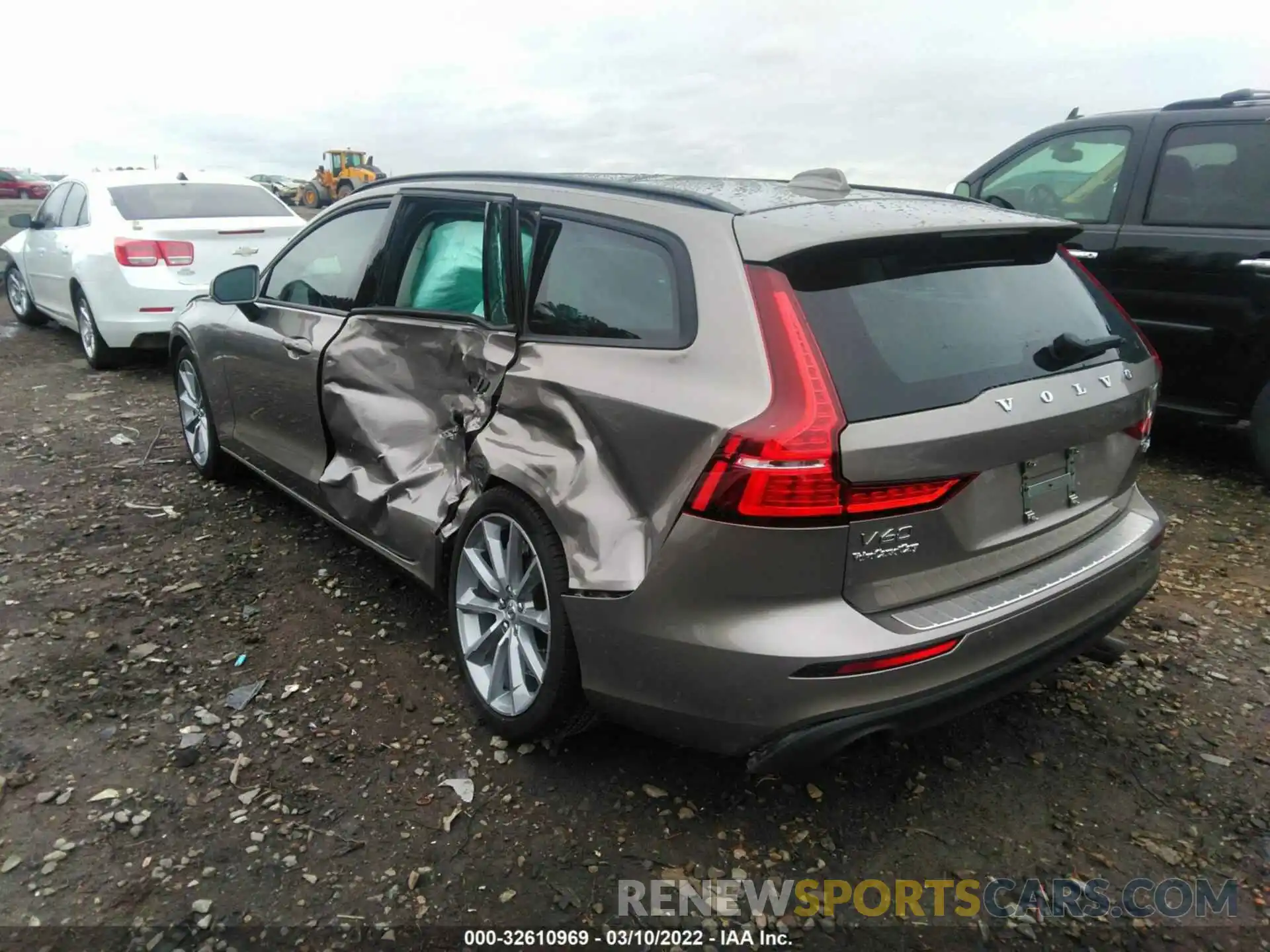 3 Photograph of a damaged car YV1102EK9L1380152 VOLVO V60 2020