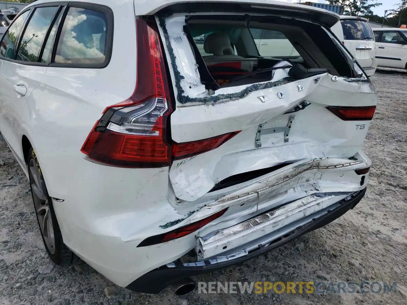 9 Photograph of a damaged car YV1102EKXL2347574 VOLVO V60 2020