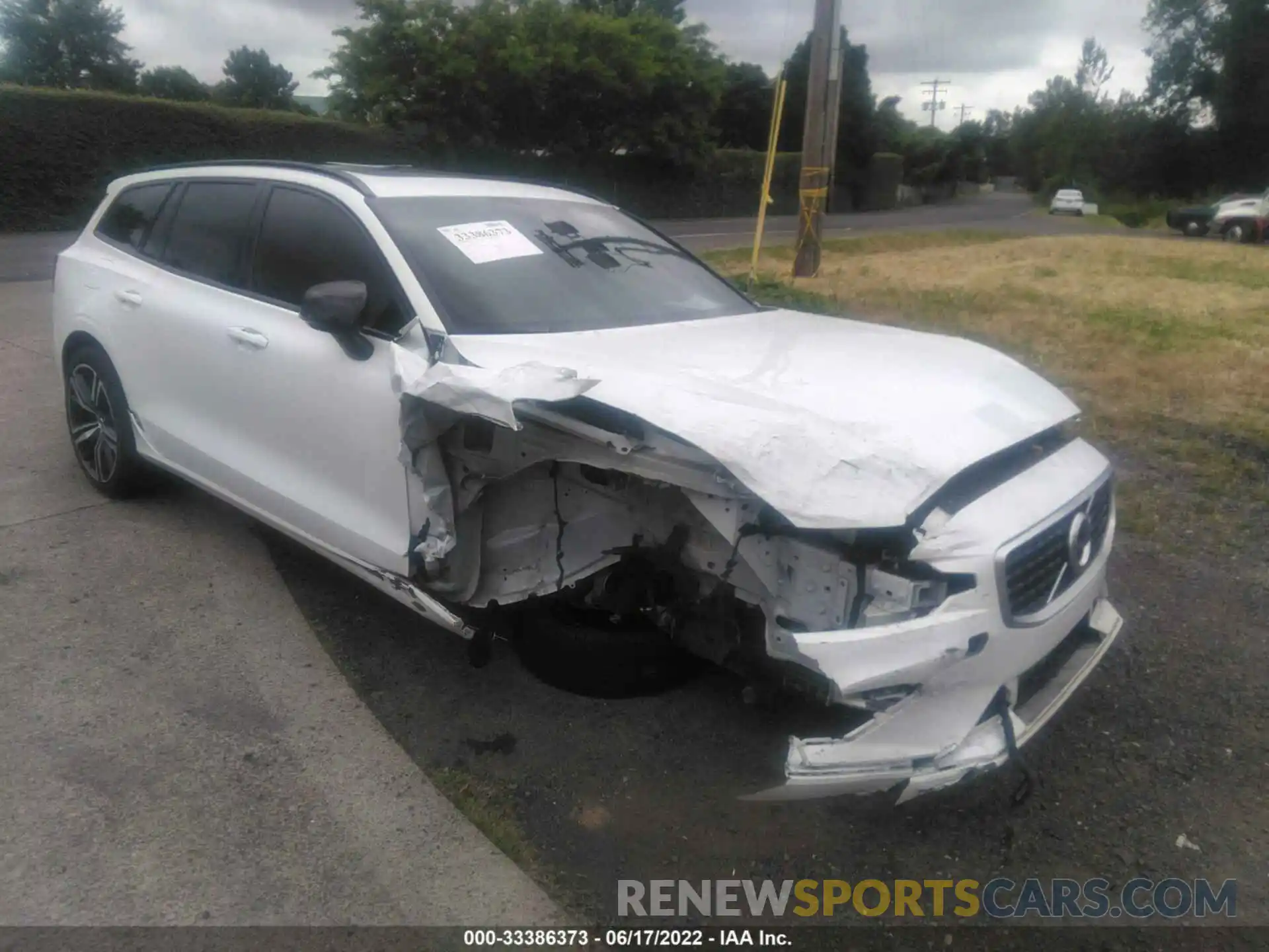 1 Photograph of a damaged car YV1102EM0L2371741 VOLVO V60 2020