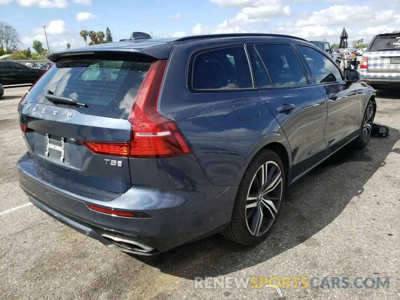 4 Photograph of a damaged car YV1102EM8L2384804 VOLVO V60 2020