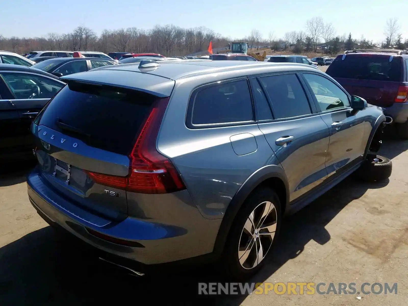 4 Photograph of a damaged car YV4102WK2L1037829 VOLVO V60 2020