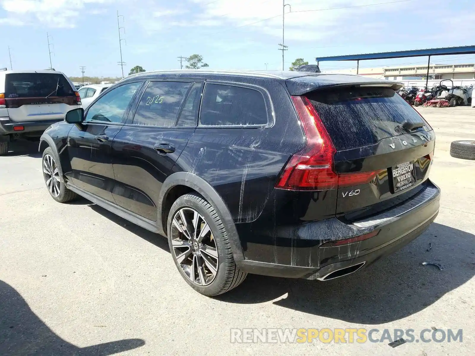 3 Photograph of a damaged car YV4102WK3L1042876 VOLVO V60 2020