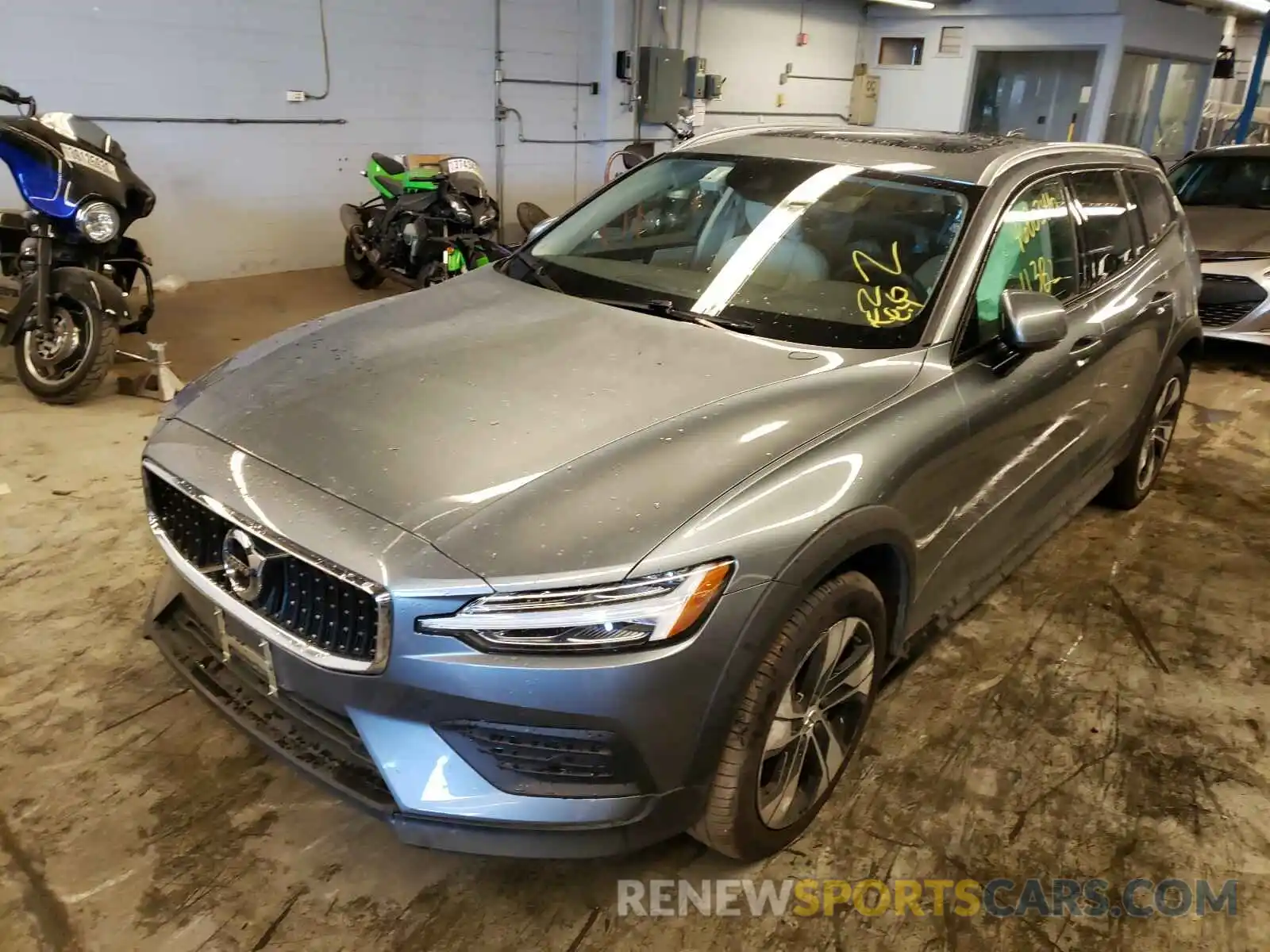 2 Photograph of a damaged car YV4102WK4L1041428 VOLVO V60 2020