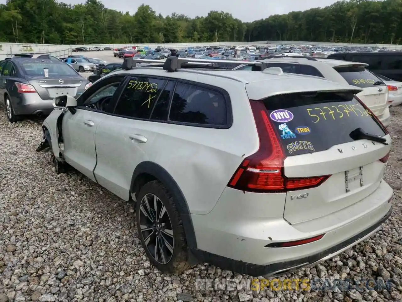 3 Photograph of a damaged car YV4102WK5L1030678 VOLVO V60 2020