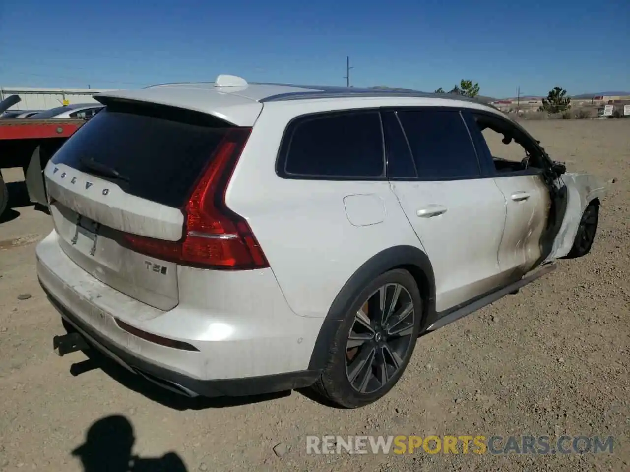 4 Photograph of a damaged car YV4102WK5L1031216 VOLVO V60 2020