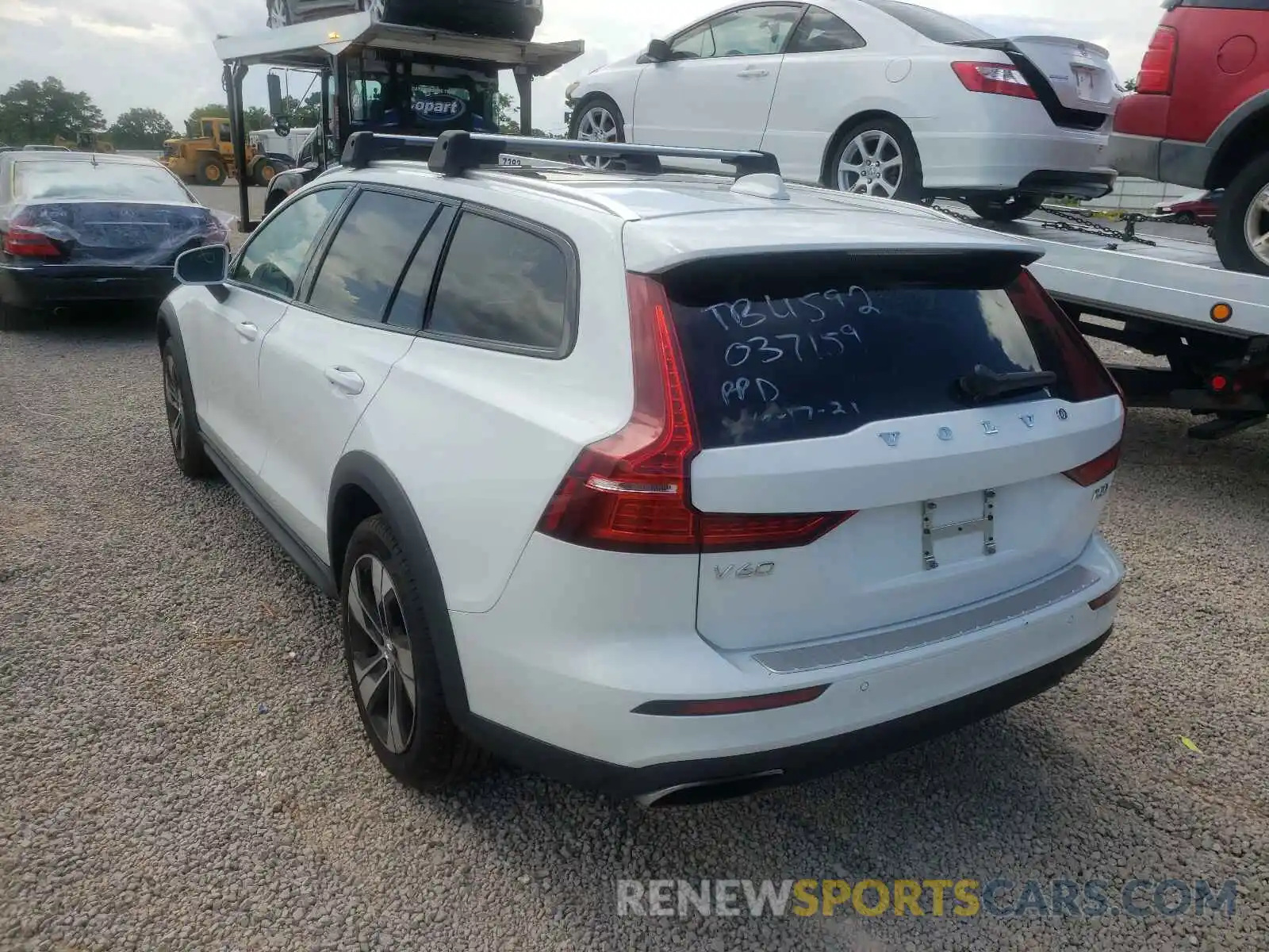 3 Photograph of a damaged car YV4102WK5L1037159 VOLVO V60 2020