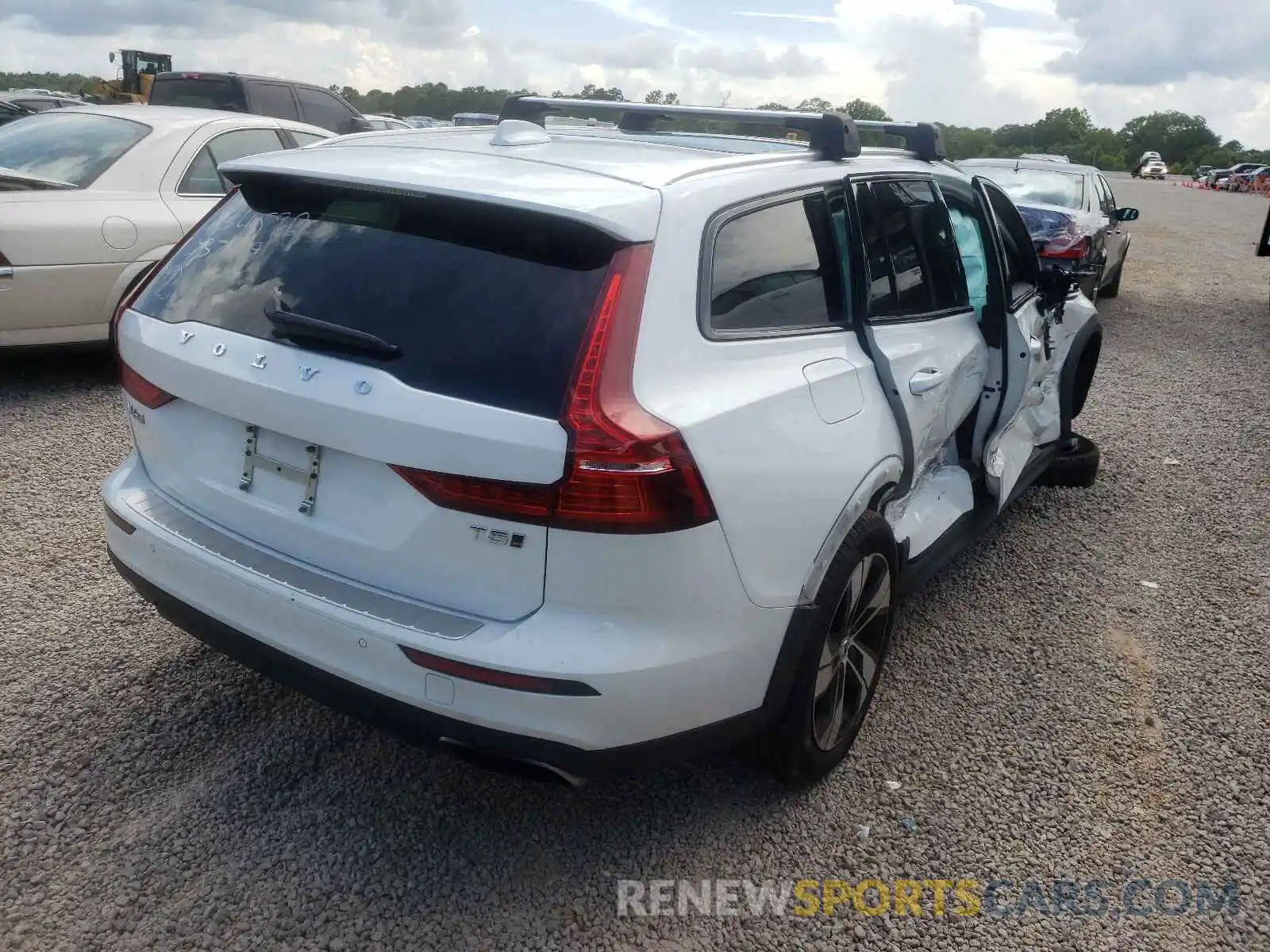 4 Photograph of a damaged car YV4102WK5L1037159 VOLVO V60 2020