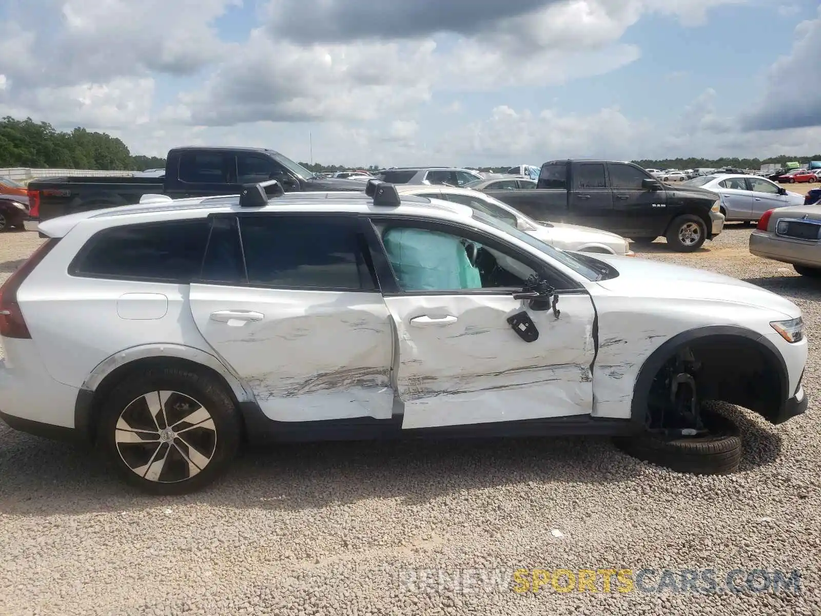 9 Photograph of a damaged car YV4102WK5L1037159 VOLVO V60 2020