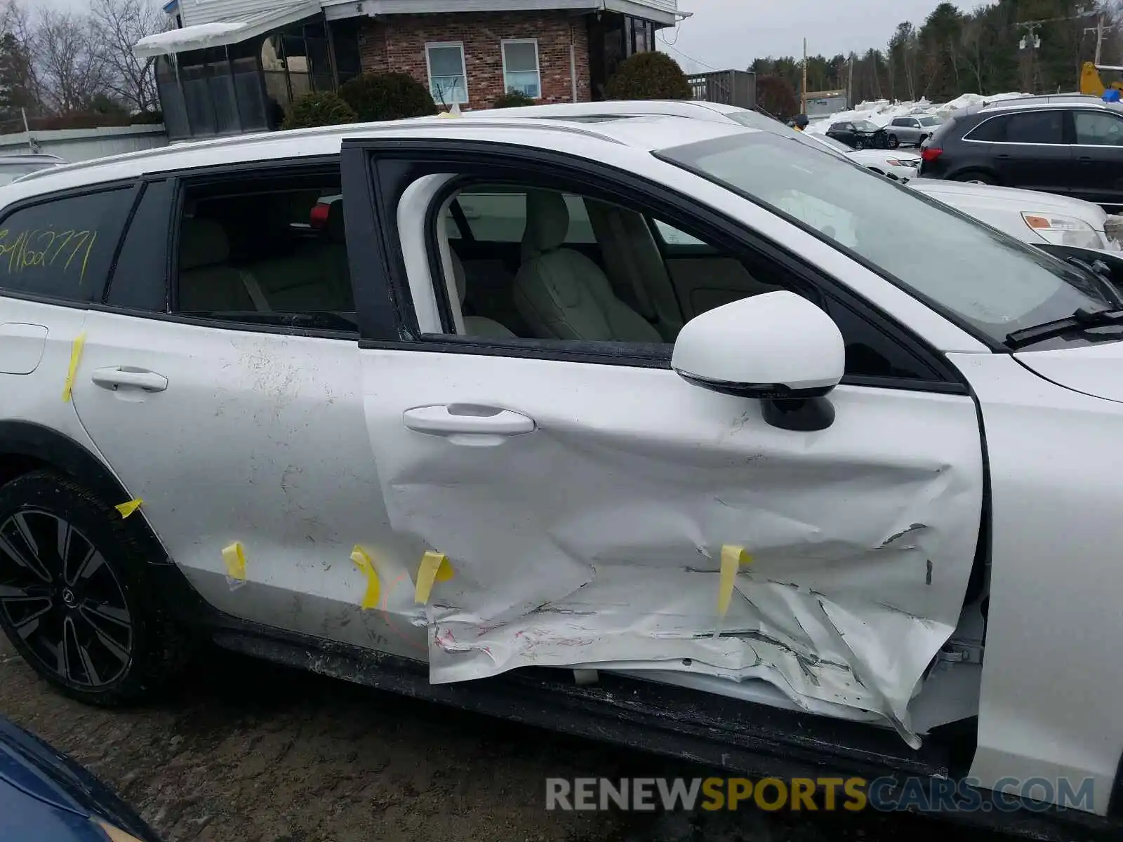 9 Photograph of a damaged car YV4102WK5L1047318 VOLVO V60 2020