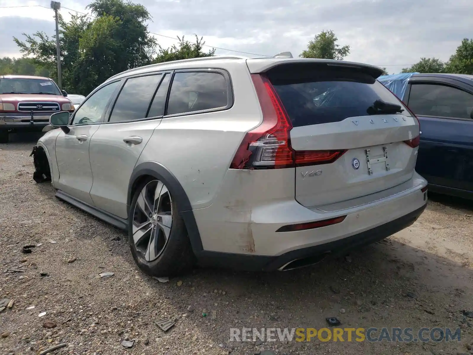 3 Photograph of a damaged car YV4102WK7L1036496 VOLVO V60 2020