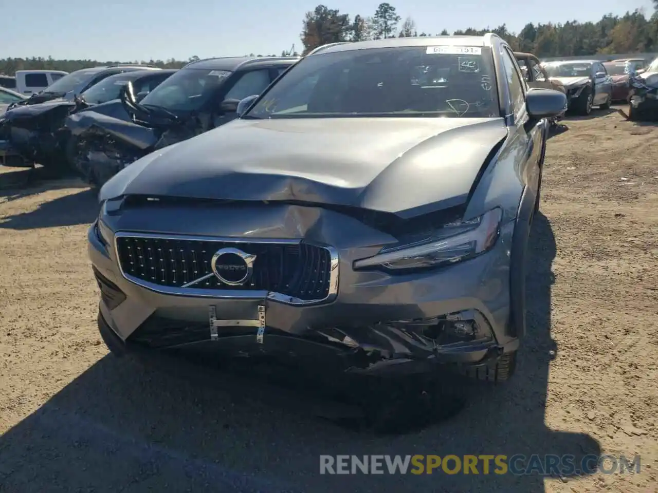 9 Photograph of a damaged car YV4102WK4M1072809 VOLVO V60 2021