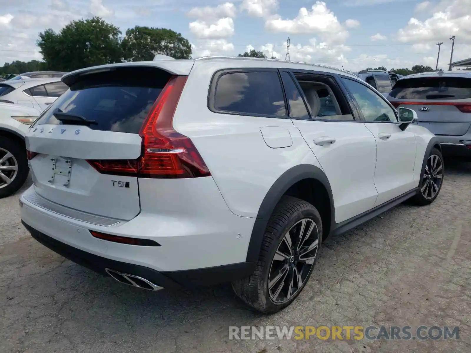 4 Photograph of a damaged car YV4102WK8M1076927 VOLVO V60 2021