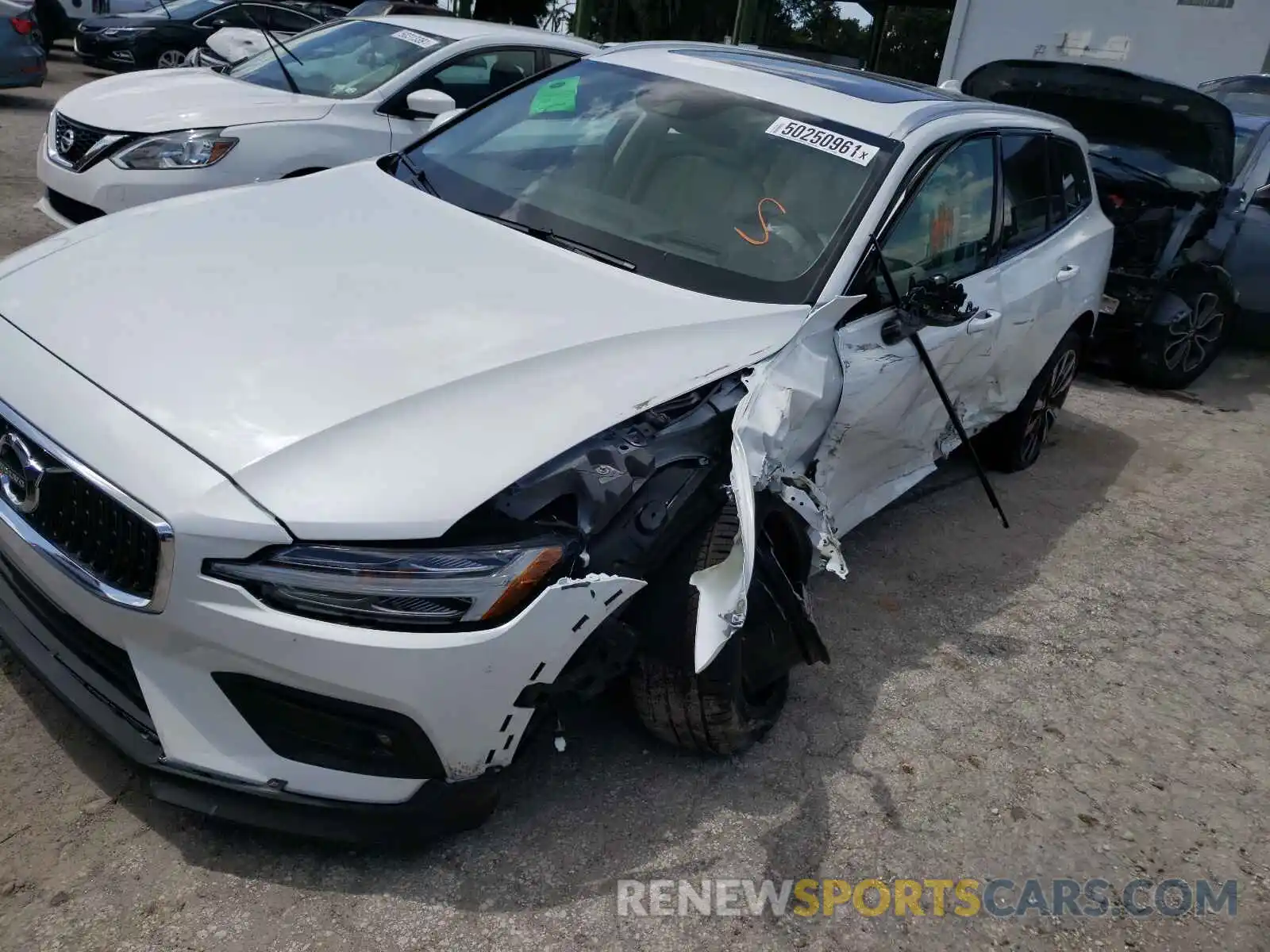 9 Photograph of a damaged car YV4102WK8M1076927 VOLVO V60 2021