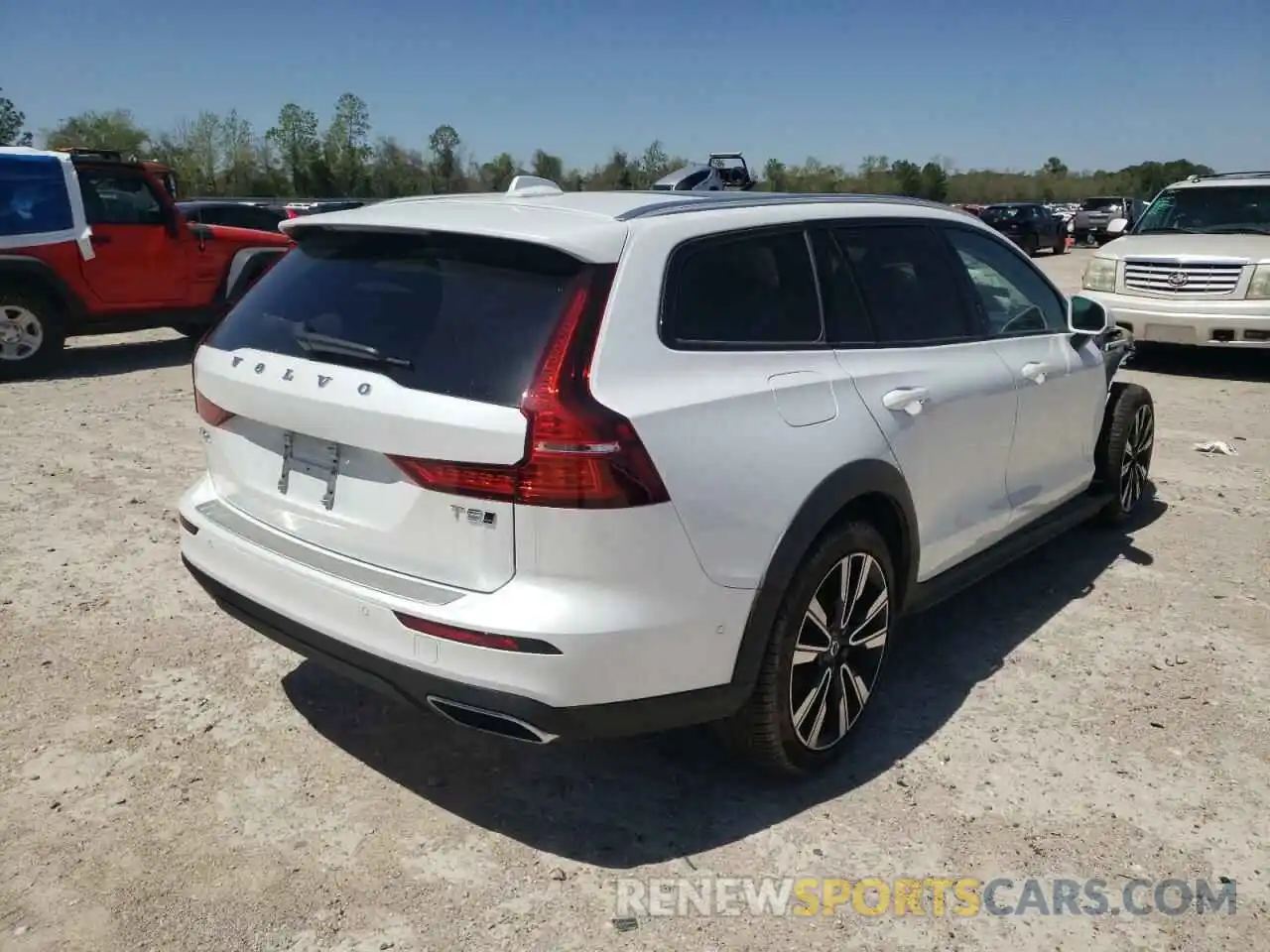 4 Photograph of a damaged car YV4102WK3N1088467 VOLVO V60 2022