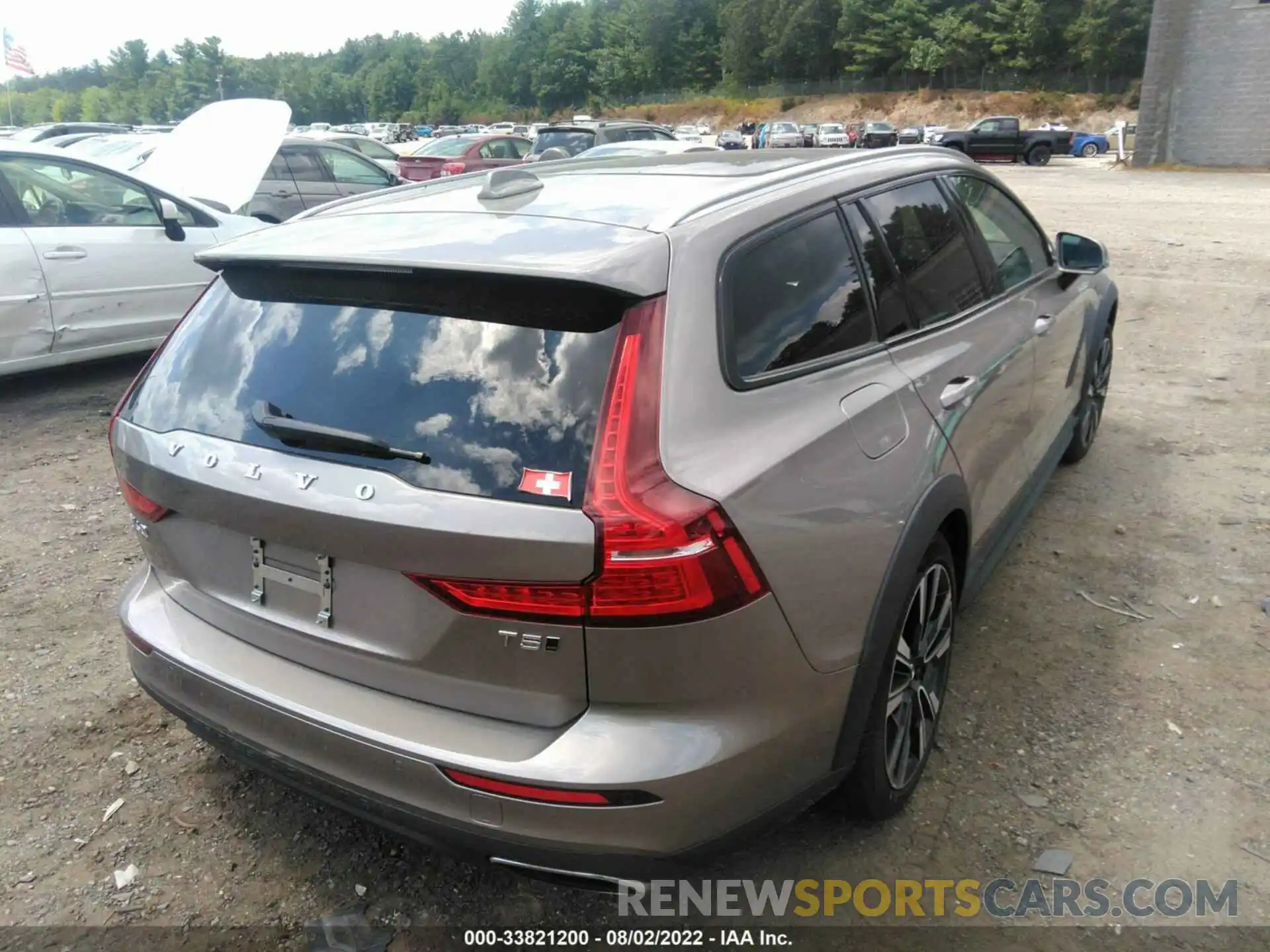 4 Photograph of a damaged car YV4102WK1L1036669 VOLVO V60 CROSS COUNTRY 2020