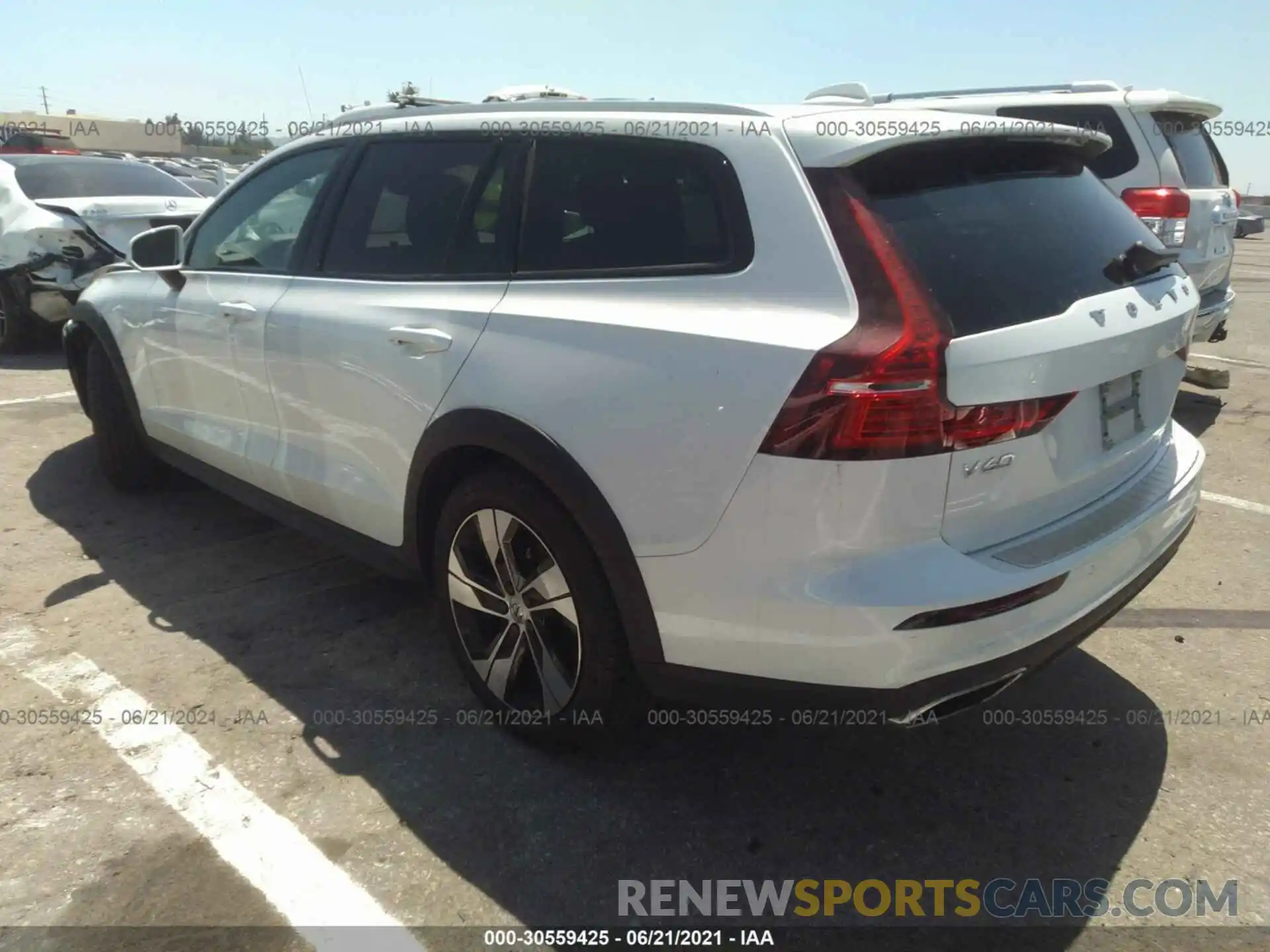 3 Photograph of a damaged car YV4102WK1L1045470 VOLVO V60 CROSS COUNTRY 2020