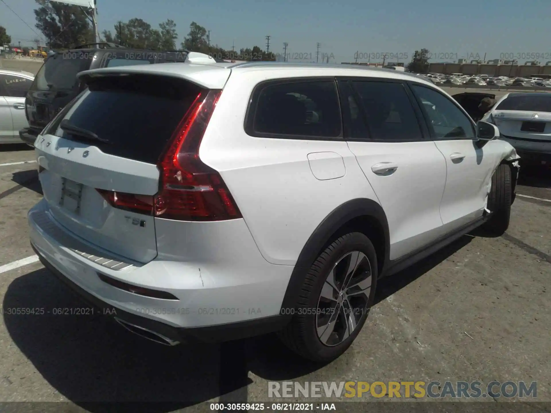 4 Photograph of a damaged car YV4102WK1L1045470 VOLVO V60 CROSS COUNTRY 2020