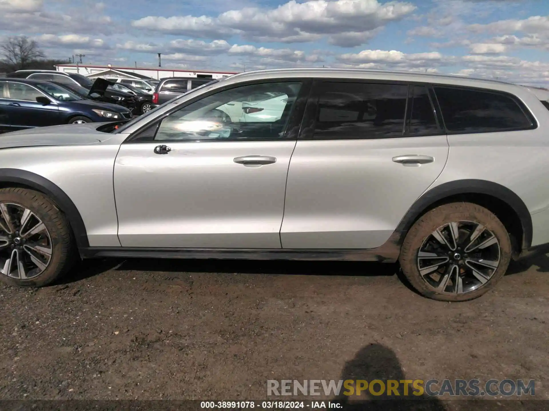 14 Photograph of a damaged car YV4102WK0M1072080 VOLVO V60 CROSS COUNTRY 2021